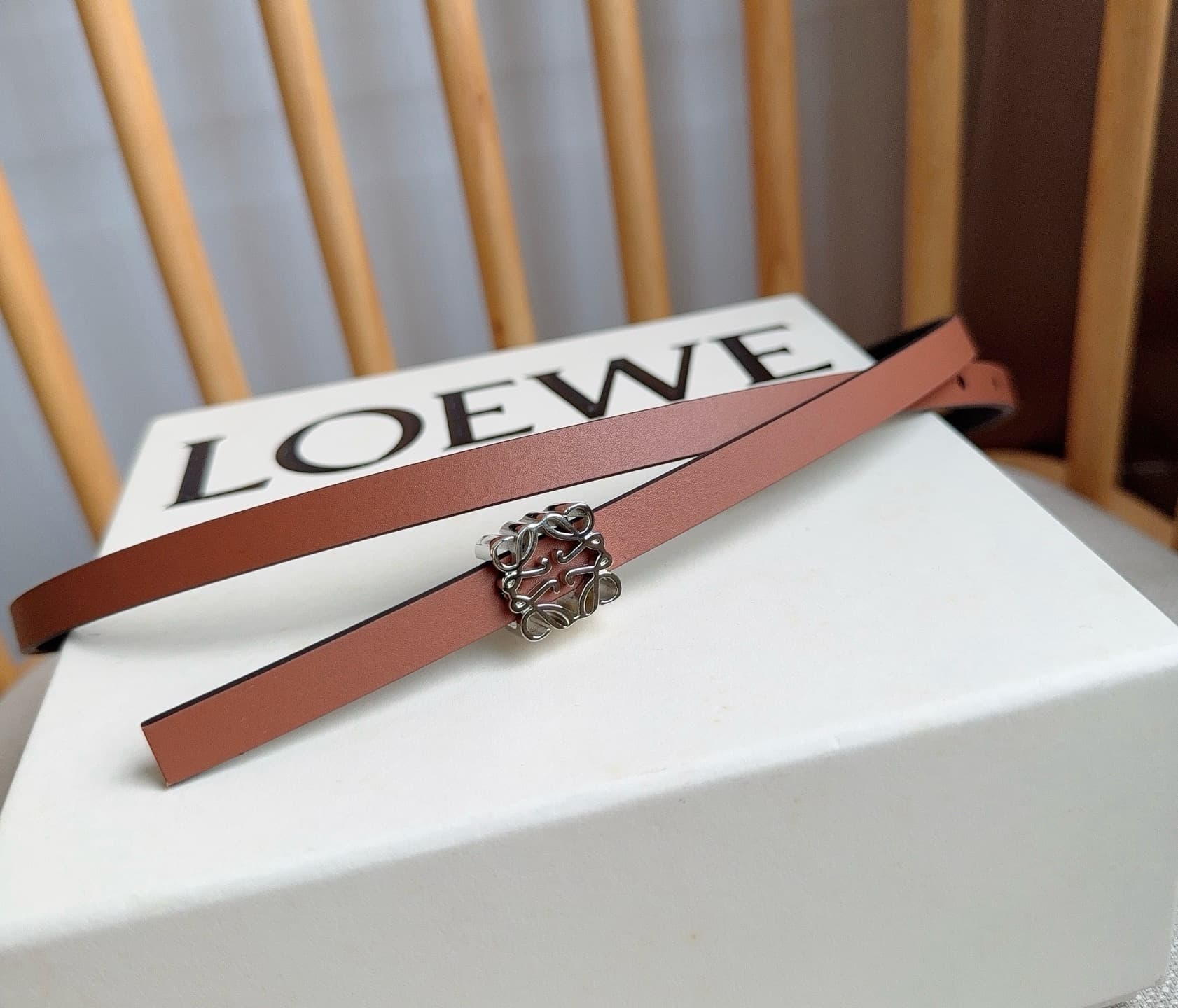 C32936 LOEWE (Royiwei) store’s latest matching belt[庆祝][庆祝] Made of smooth cowhide leather with a double-sided design. Features bright Anagram cube buckles with five adjustment holes. Excellent craftsmanship and a unique style. Beautiful material quality. — image 2