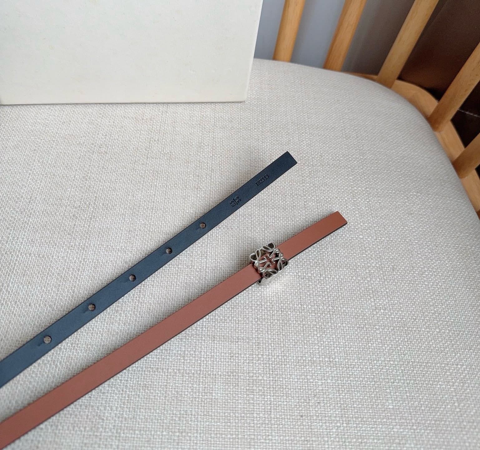 C32936 LOEWE (Royiwei) store’s latest matching belt[庆祝][庆祝] Made of smooth cowhide leather with a double-sided design. Features bright Anagram cube buckles with five adjustment holes. Excellent craftsmanship and a unique style. Beautiful material quality. — image 3