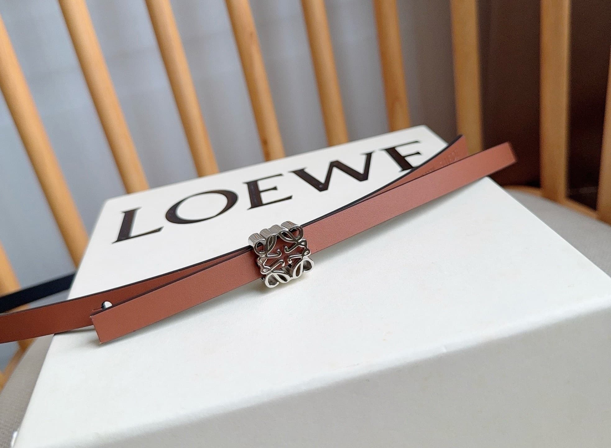 C32936 LOEWE (Royiwei) store’s latest matching belt[庆祝][庆祝] Made of smooth cowhide leather with a double-sided design. Features bright Anagram cube buckles with five adjustment holes. Excellent craftsmanship and a unique style. Beautiful material quality. — image 7