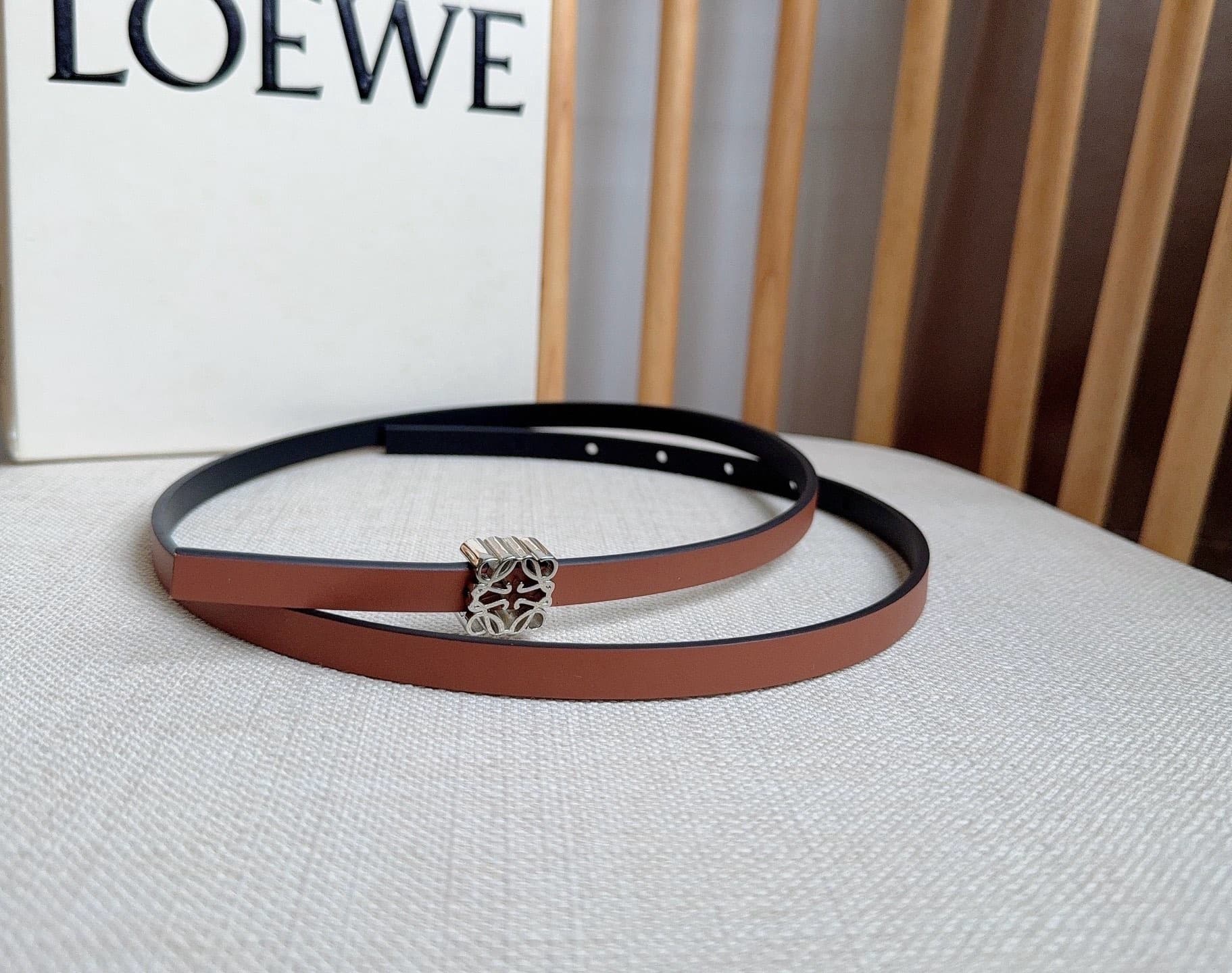 C32936 LOEWE (Royiwei) store’s latest matching belt[庆祝][庆祝] Made of smooth cowhide leather with a double-sided design. Features bright Anagram cube buckles with five adjustment holes. Excellent craftsmanship and a unique style. Beautiful material quality. — image 1