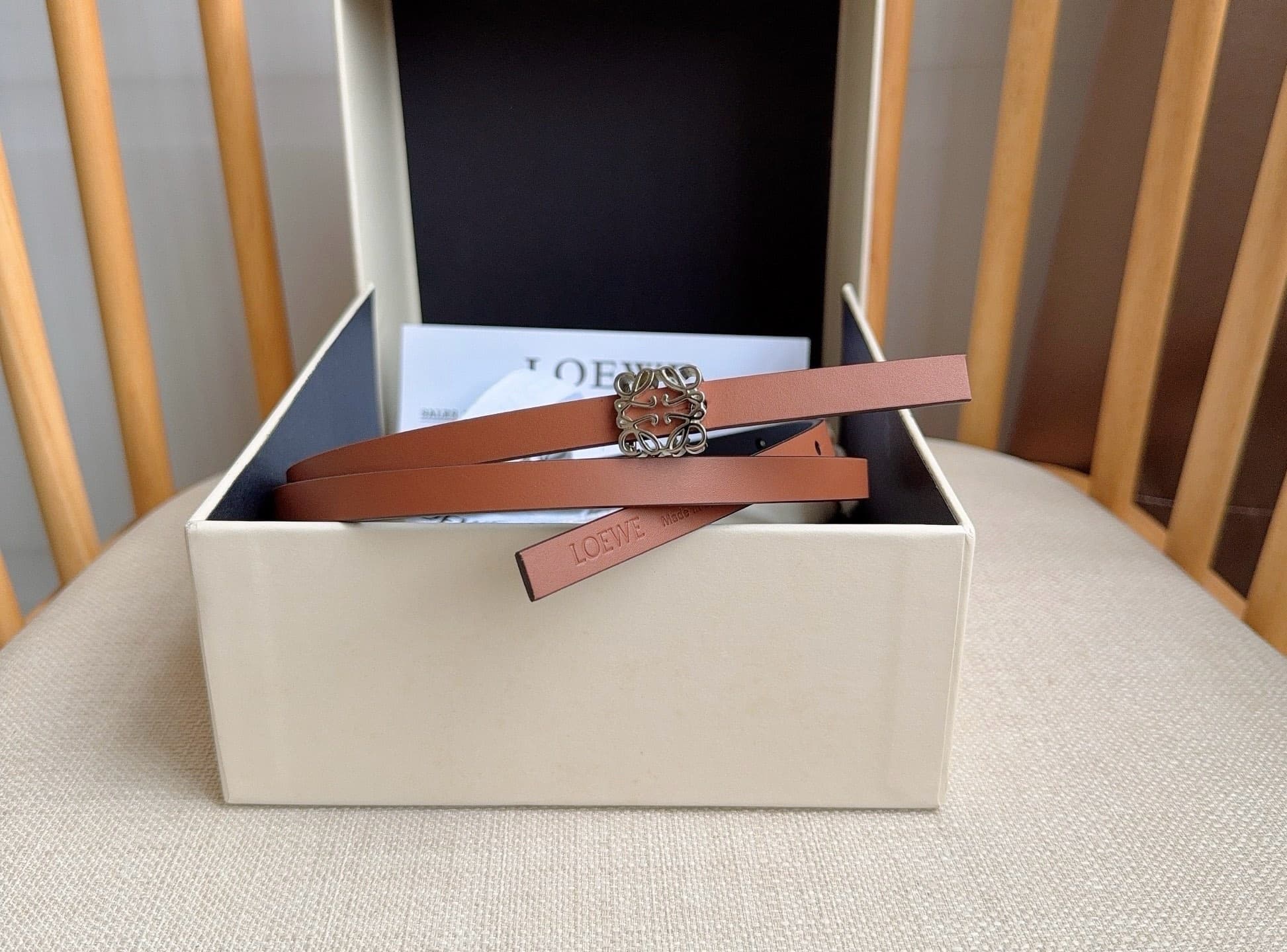 C32936 LOEWE (Royiwei) store’s latest matching belt[庆祝][庆祝] Made of smooth cowhide leather with a double-sided design. Features bright Anagram cube buckles with five adjustment holes. Excellent craftsmanship and a unique style. Beautiful material quality. — image 5