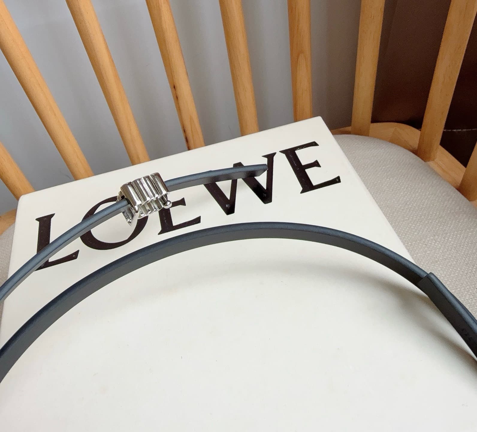 C32936 LOEWE (Royiwei) store’s latest matching belt[庆祝][庆祝] Made of smooth cowhide leather with a double-sided design. Features bright Anagram cube buckles with five adjustment holes. Excellent craftsmanship and a unique style. Beautiful material quality. — image 6