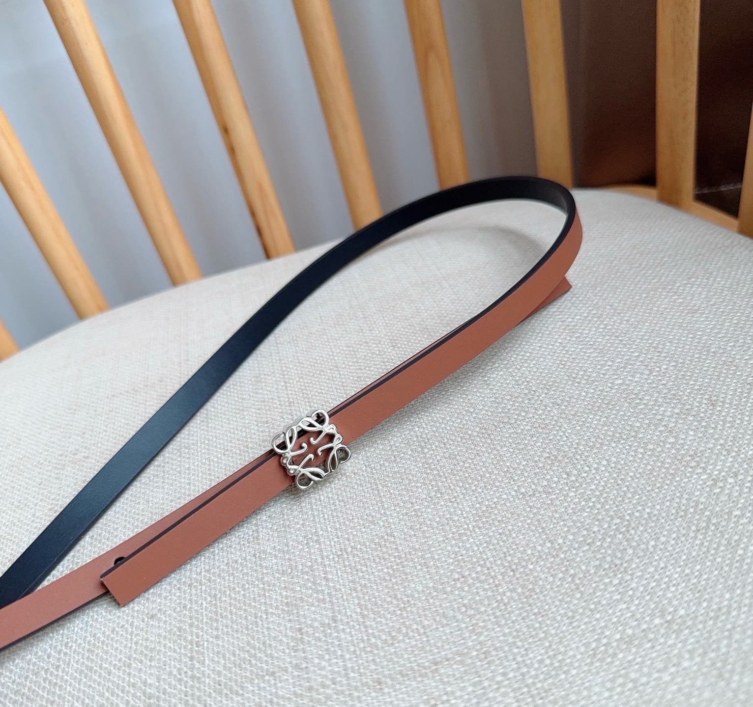 C32936 LOEWE (Royiwei) store’s latest matching belt[庆祝][庆祝] Made of smooth cowhide leather with a double-sided design. Features bright Anagram cube buckles with five adjustment holes. Excellent craftsmanship and a unique style. Beautiful material quality. — image 8
