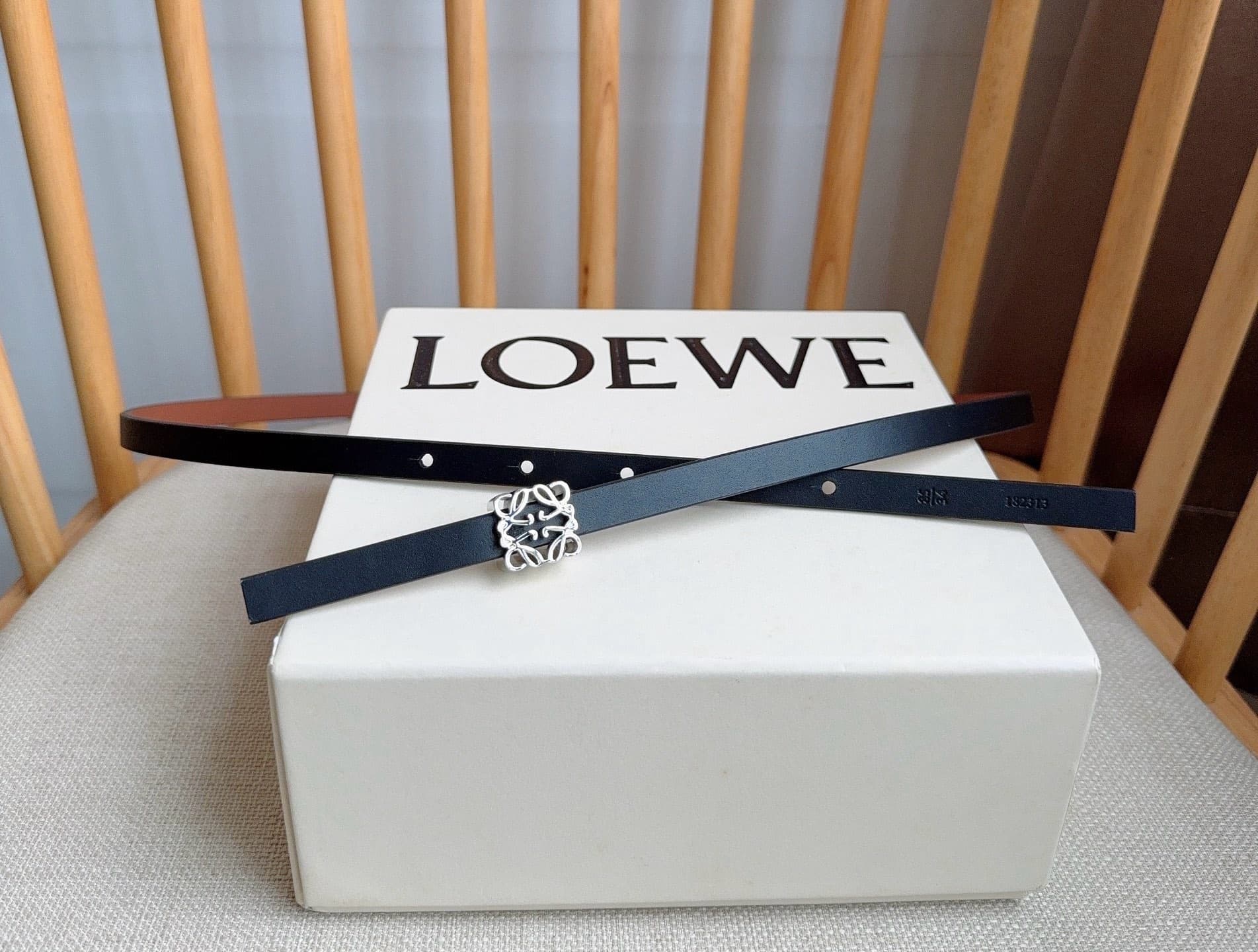 C32936 LOEWE (Royiwei) store’s latest matching belt[庆祝][庆祝] Made of smooth cowhide leather with a double-sided design. Features bright Anagram cube buckles with five adjustment holes. Excellent craftsmanship and a unique style. Beautiful material quality. — image 4