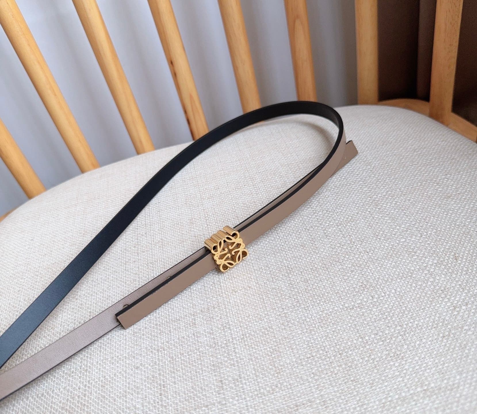 C32935 LOEWE (Royiwei) store’s latest matching belt[庆祝][庆祝] Made of smooth cowhide leather with a double-sided design. Features bright Anagram cube buckles with five adjustment holes. Excellent craftsmanship and unique style. Beautiful material quality. W — image 8