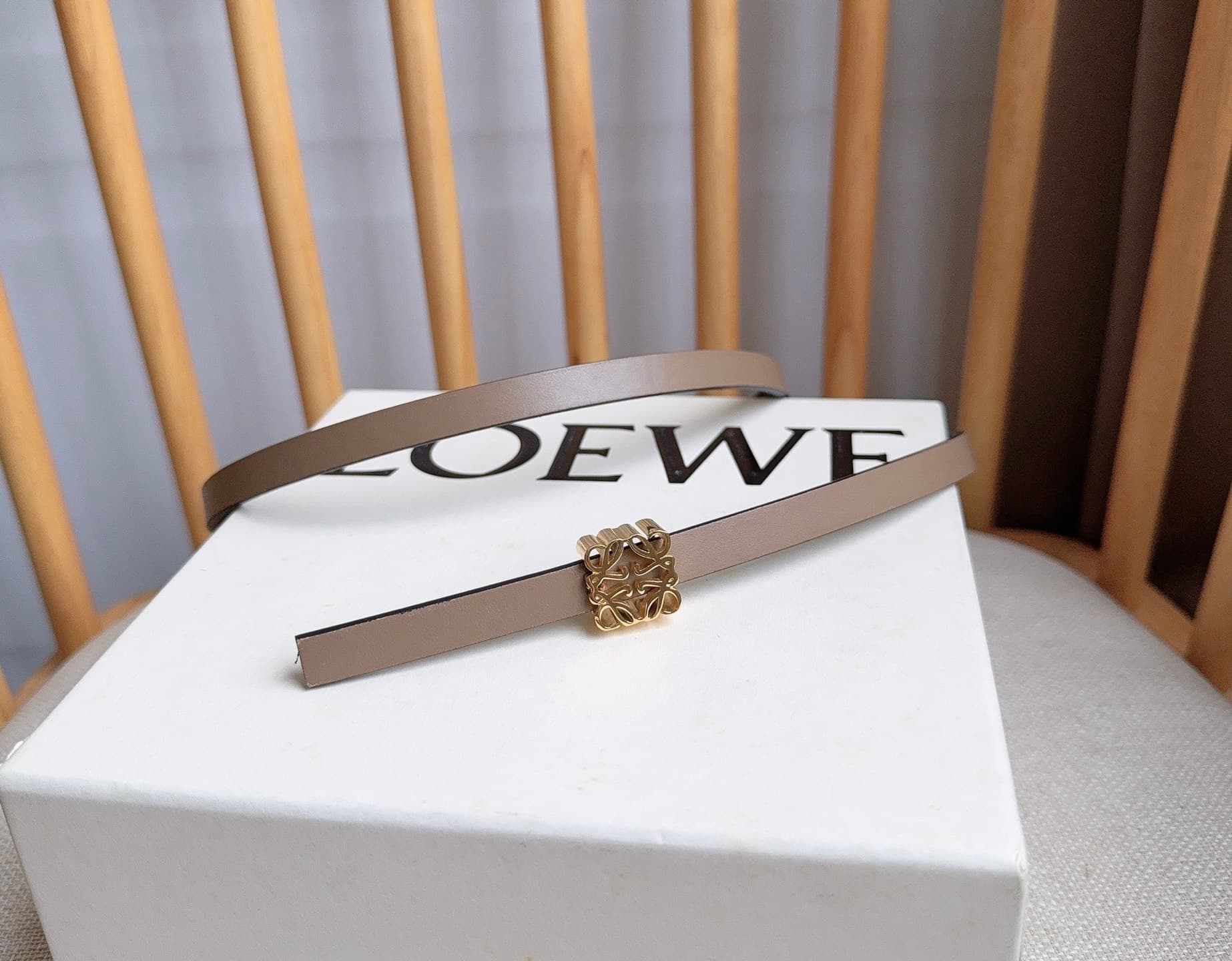 C32935 LOEWE (Royiwei) store’s latest matching belt[庆祝][庆祝] Made of smooth cowhide leather with a double-sided design. Features bright Anagram cube buckles with five adjustment holes. Excellent craftsmanship and unique style. Beautiful material quality. W — image 2