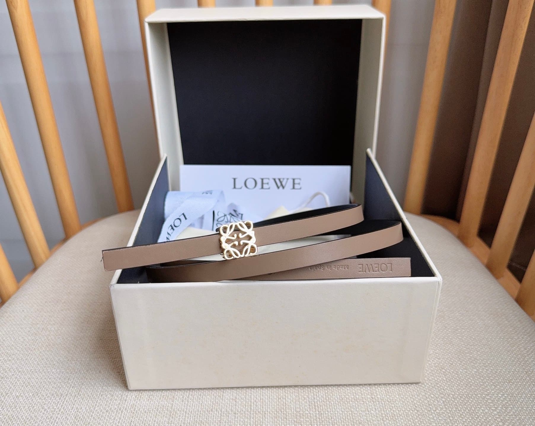 C32935 LOEWE (Royiwei) store’s latest matching belt[庆祝][庆祝] Made of smooth cowhide leather with a double-sided design. Features bright Anagram cube buckles with five adjustment holes. Excellent craftsmanship and unique style. Beautiful material quality. W — image 5