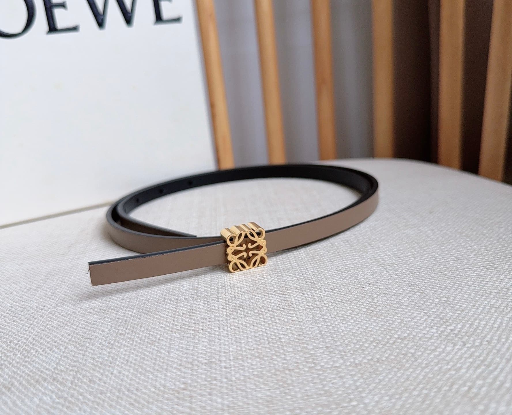 C32935 LOEWE (Royiwei) store’s latest matching belt[庆祝][庆祝] Made of smooth cowhide leather with a double-sided design. Features bright Anagram cube buckles with five adjustment holes. Excellent craftsmanship and unique style. Beautiful material quality. W — image 1