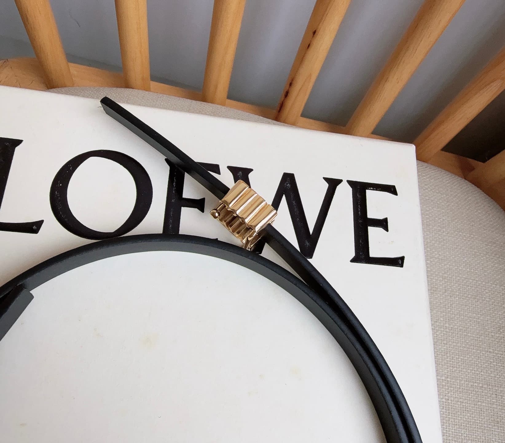 C32935 LOEWE (Royiwei) store’s latest matching belt[庆祝][庆祝] Made of smooth cowhide leather with a double-sided design. Features bright Anagram cube buckles with five adjustment holes. Excellent craftsmanship and unique style. Beautiful material quality. W — image 6