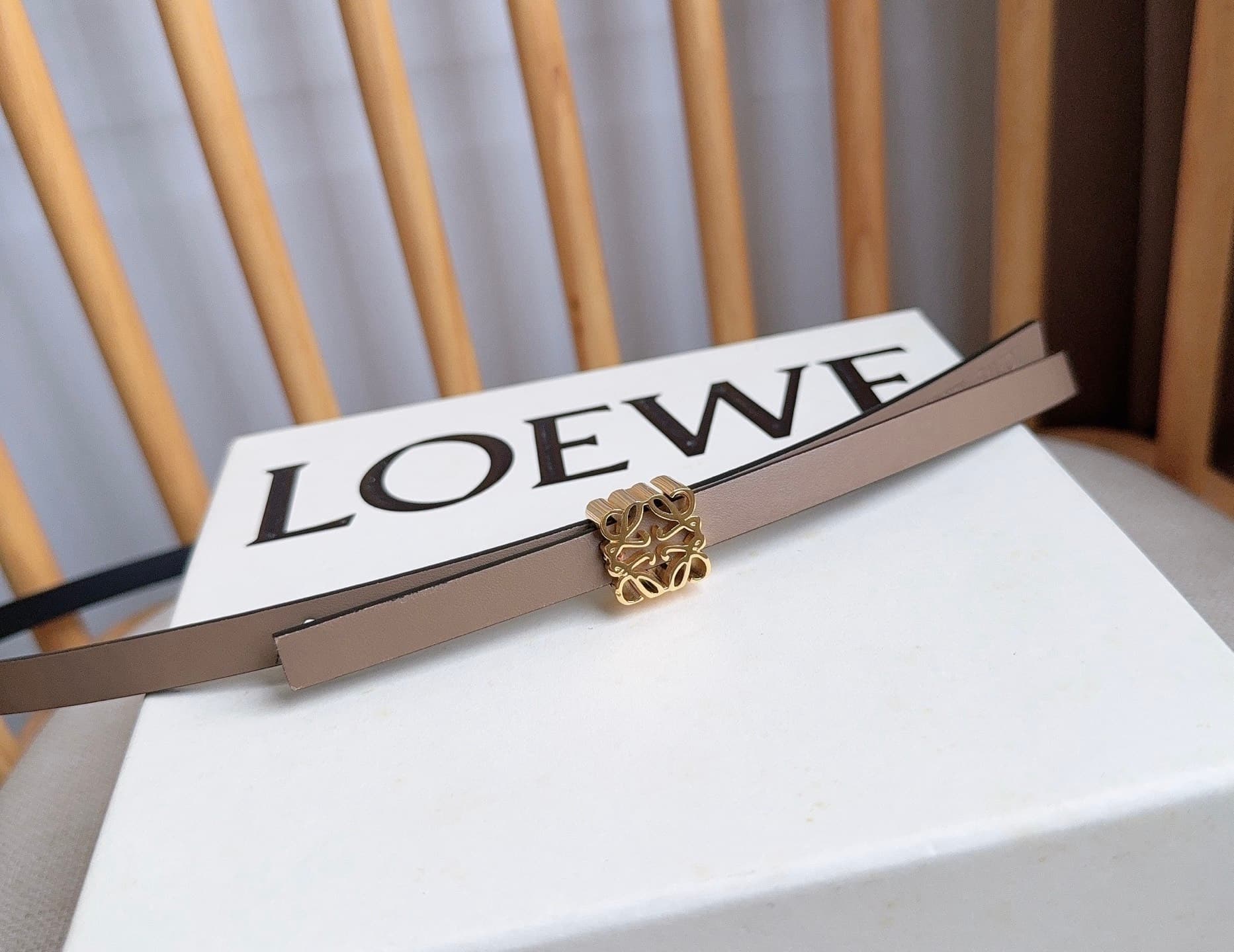 C32935 LOEWE (Royiwei) store’s latest matching belt[庆祝][庆祝] Made of smooth cowhide leather with a double-sided design. Features bright Anagram cube buckles with five adjustment holes. Excellent craftsmanship and unique style. Beautiful material quality. W — image 7