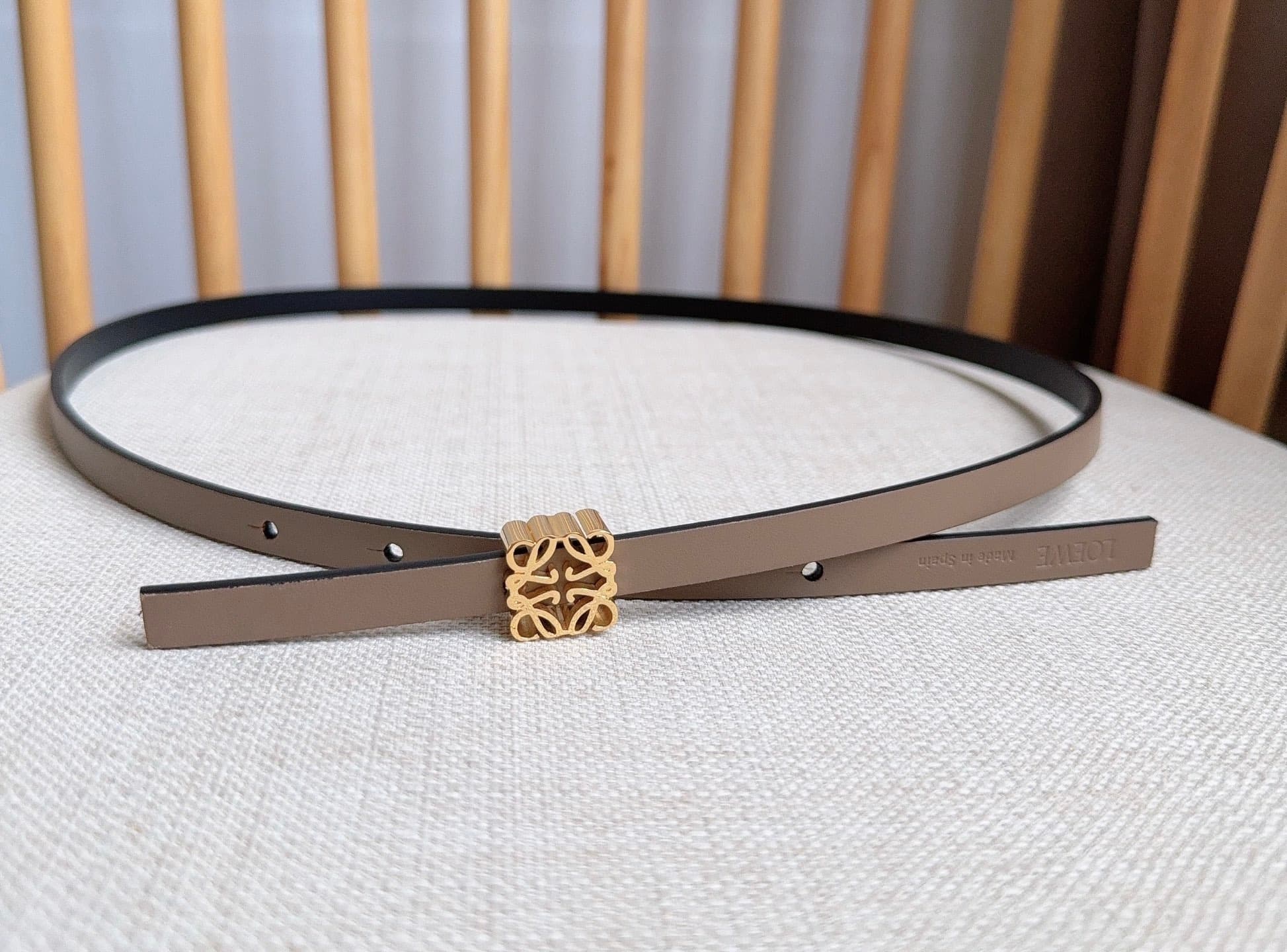 C32935 LOEWE (Royiwei) store’s latest matching belt[庆祝][庆祝] Made of smooth cowhide leather with a double-sided design. Features bright Anagram cube buckles with five adjustment holes. Excellent craftsmanship and unique style. Beautiful material quality. W — image 4