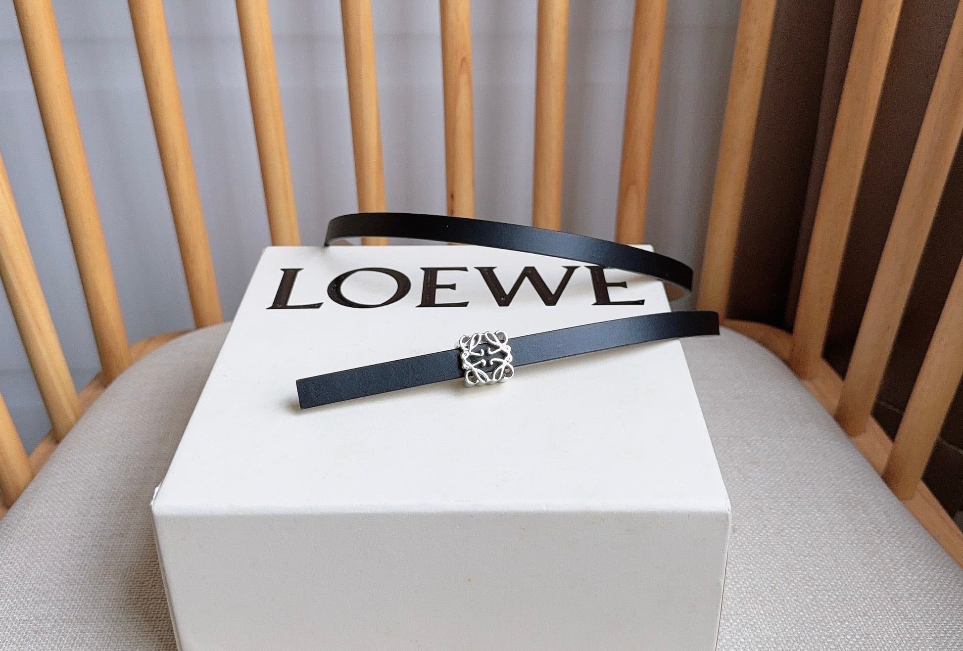 C32934 LOEWE (Royiwei) store’s latest matching belt[庆祝][庆祝] Made of smooth cowhide leather with a double-sided design. Features bright Anagram cube buckles with five adjustable holes. Exquisite craftsmanship and unique style. Beautiful material. Width: 1. — image 1