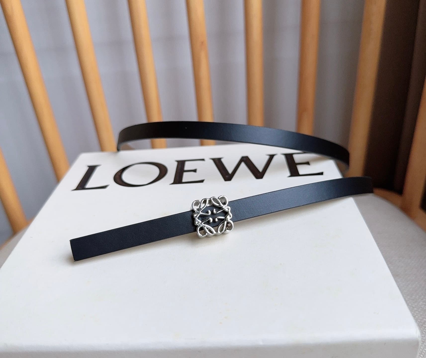 C32934 LOEWE (Royiwei) store’s latest matching belt[庆祝][庆祝] Made of smooth cowhide leather with a double-sided design. Features bright Anagram cube buckles with five adjustable holes. Exquisite craftsmanship and unique style. Beautiful material. Width: 1. — image 2