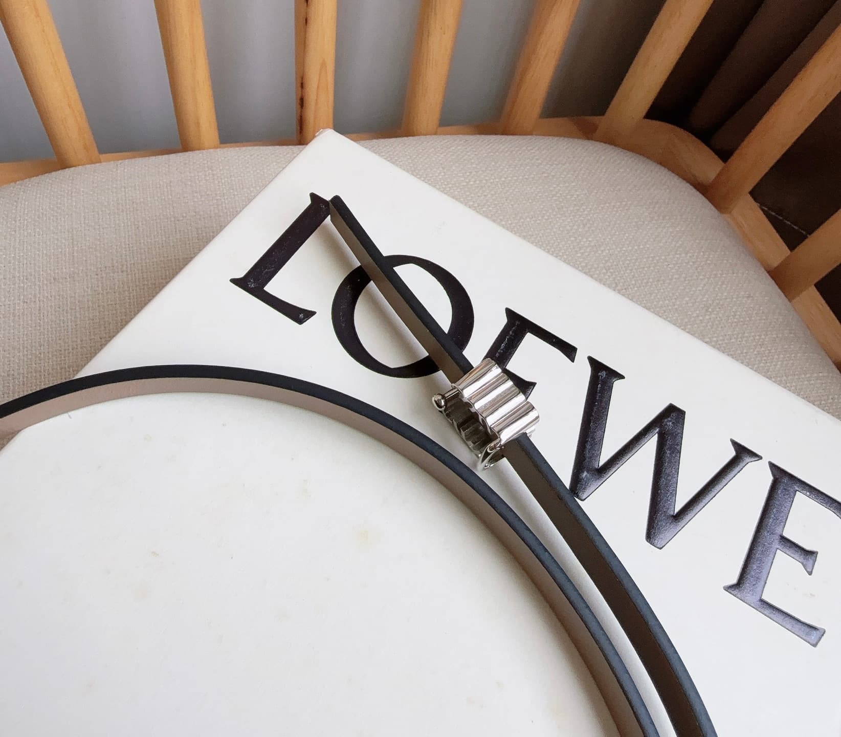 C32934 LOEWE (Royiwei) store’s latest matching belt[庆祝][庆祝] Made of smooth cowhide leather with a double-sided design. Features bright Anagram cube buckles with five adjustable holes. Exquisite craftsmanship and unique style. Beautiful material. Width: 1. — image 6