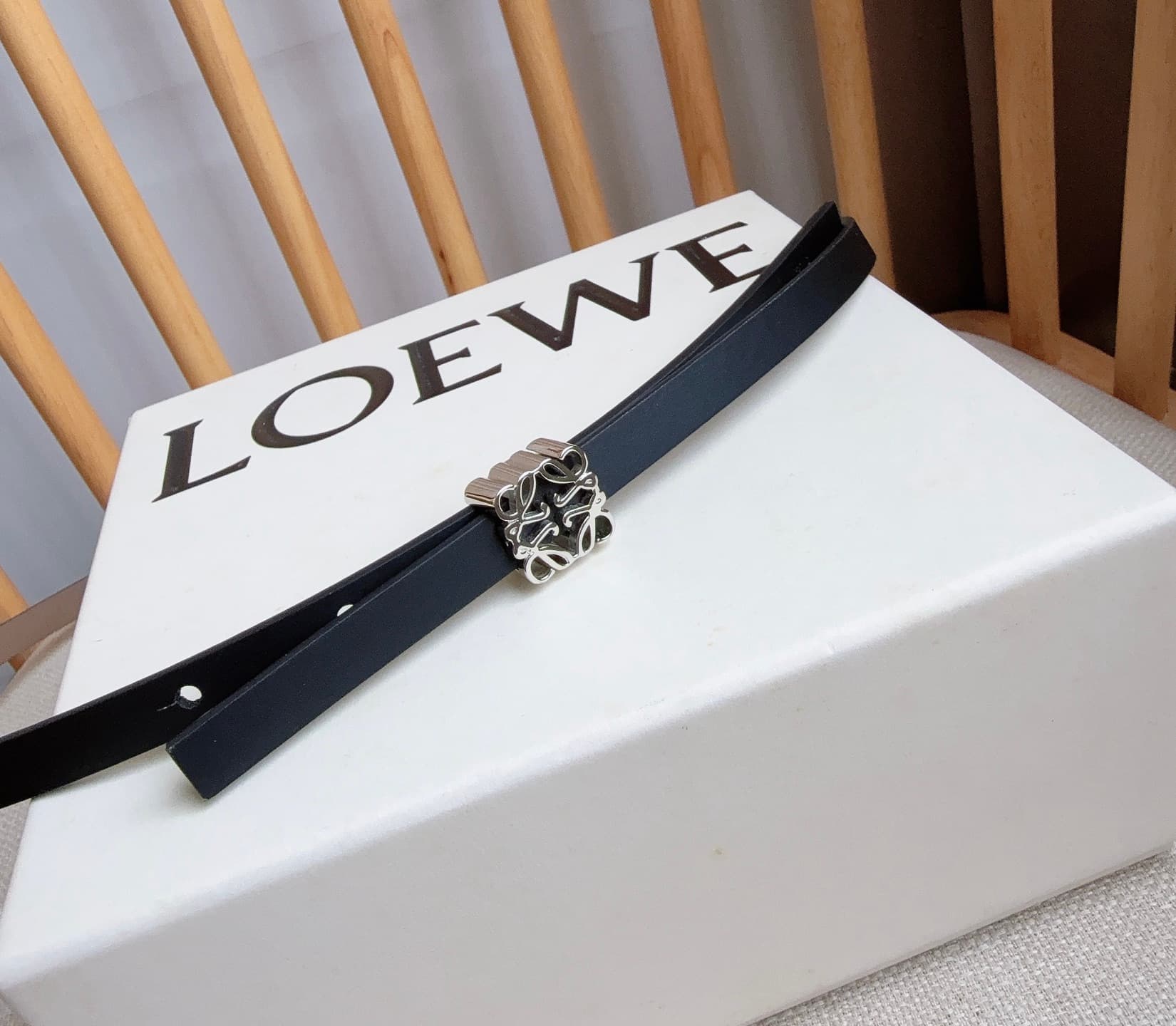 C32934 LOEWE (Royiwei) store’s latest matching belt[庆祝][庆祝] Made of smooth cowhide leather with a double-sided design. Features bright Anagram cube buckles with five adjustable holes. Exquisite craftsmanship and unique style. Beautiful material. Width: 1. — image 7