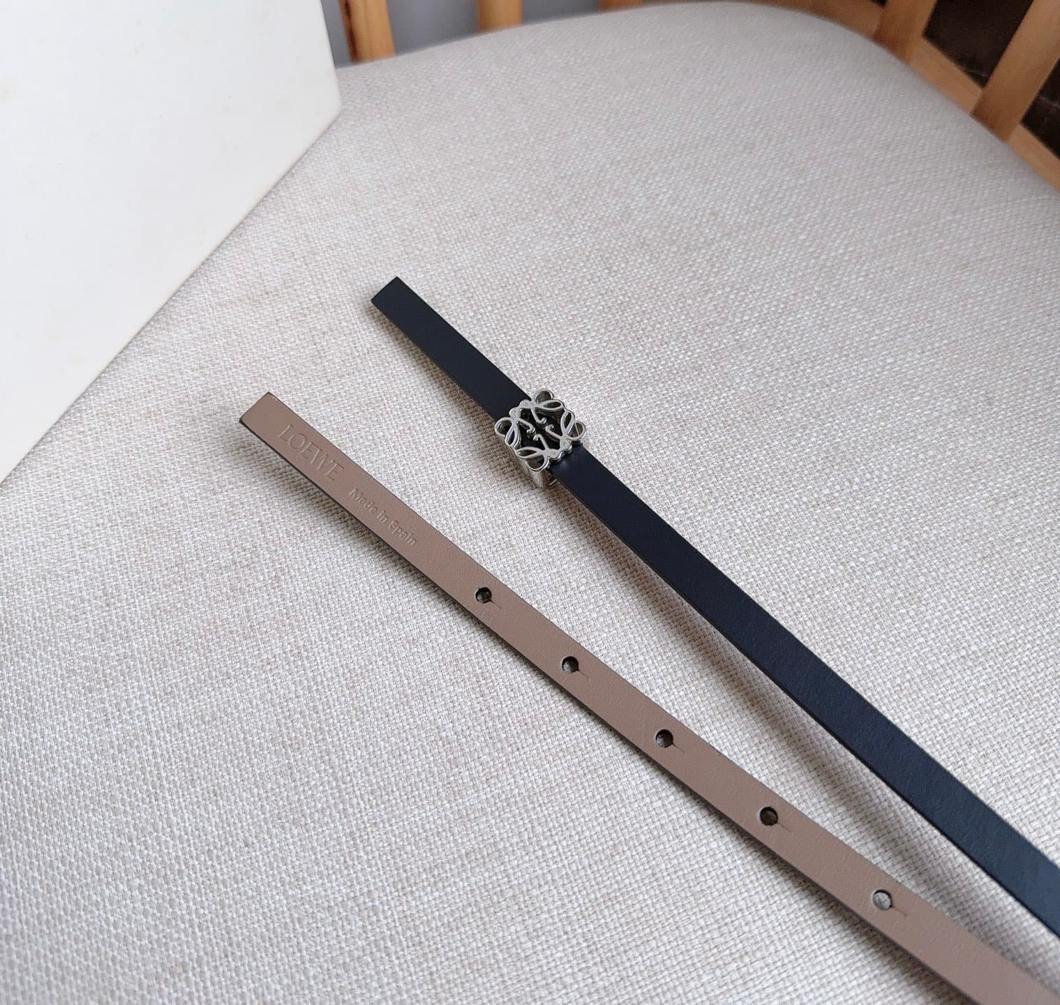 C32934 LOEWE (Royiwei) store’s latest matching belt[庆祝][庆祝] Made of smooth cowhide leather with a double-sided design. Features bright Anagram cube buckles with five adjustable holes. Exquisite craftsmanship and unique style. Beautiful material. Width: 1. — image 3