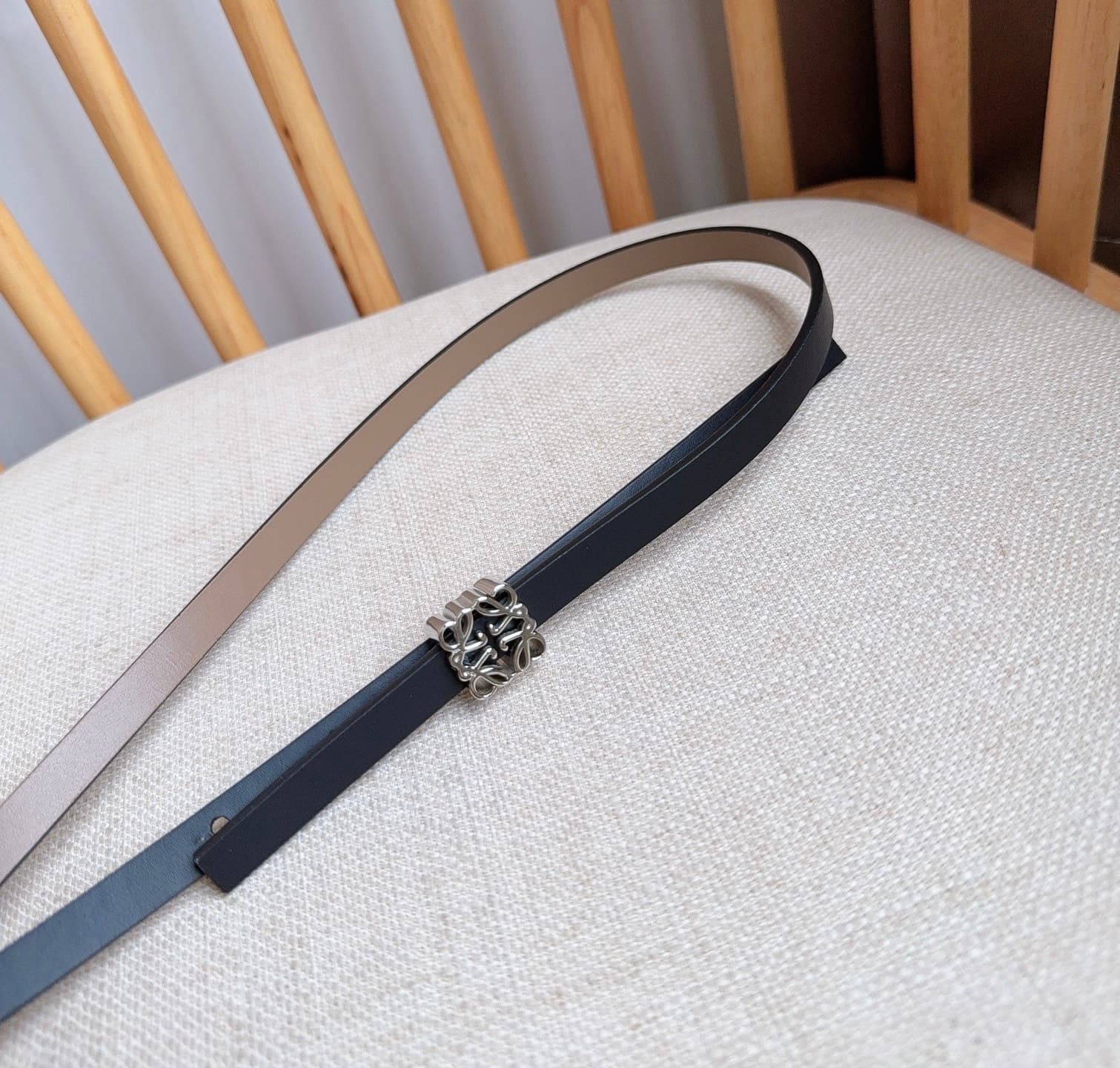 C32934 LOEWE (Royiwei) store’s latest matching belt[庆祝][庆祝] Made of smooth cowhide leather with a double-sided design. Features bright Anagram cube buckles with five adjustable holes. Exquisite craftsmanship and unique style. Beautiful material. Width: 1. — image 8