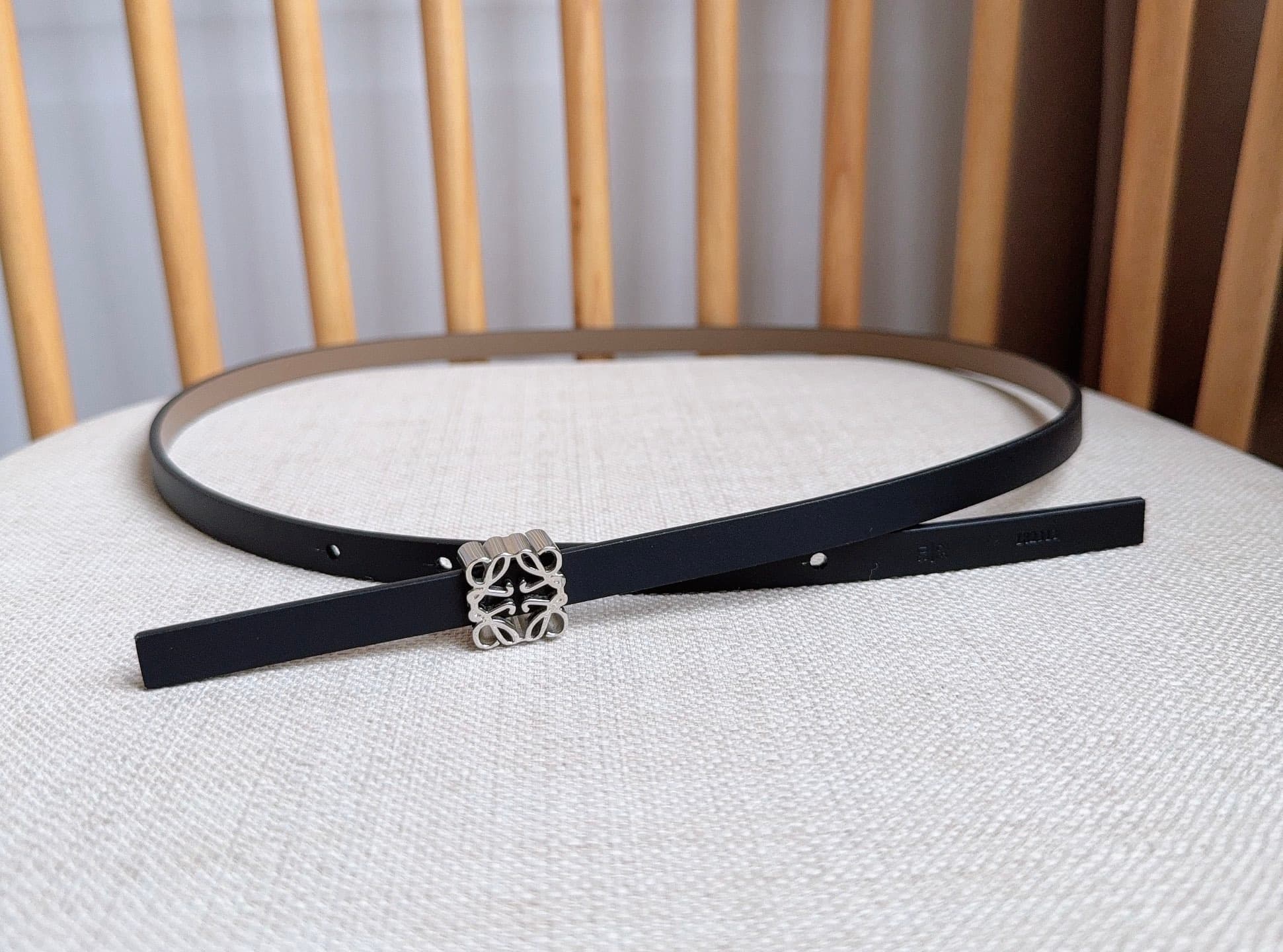 C32934 LOEWE (Royiwei) store’s latest matching belt[庆祝][庆祝] Made of smooth cowhide leather with a double-sided design. Features bright Anagram cube buckles with five adjustable holes. Exquisite craftsmanship and unique style. Beautiful material. Width: 1. — image 4