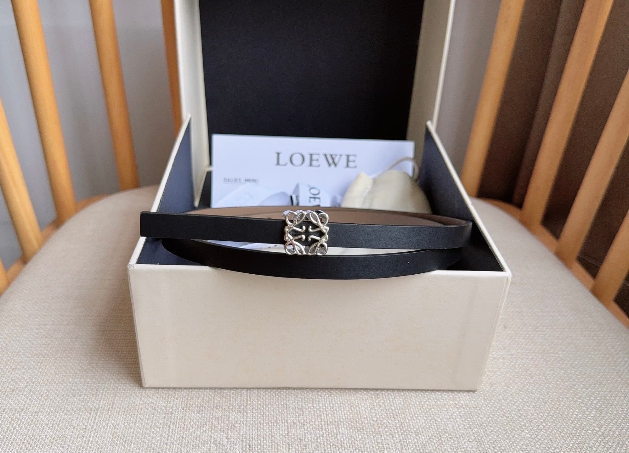 C32934 LOEWE (Royiwei) store’s latest matching belt[庆祝][庆祝] Made of smooth cowhide leather with a double-sided design. Features bright Anagram cube buckles with five adjustable holes. Exquisite craftsmanship and unique style. Beautiful material. Width: 1. — image 5