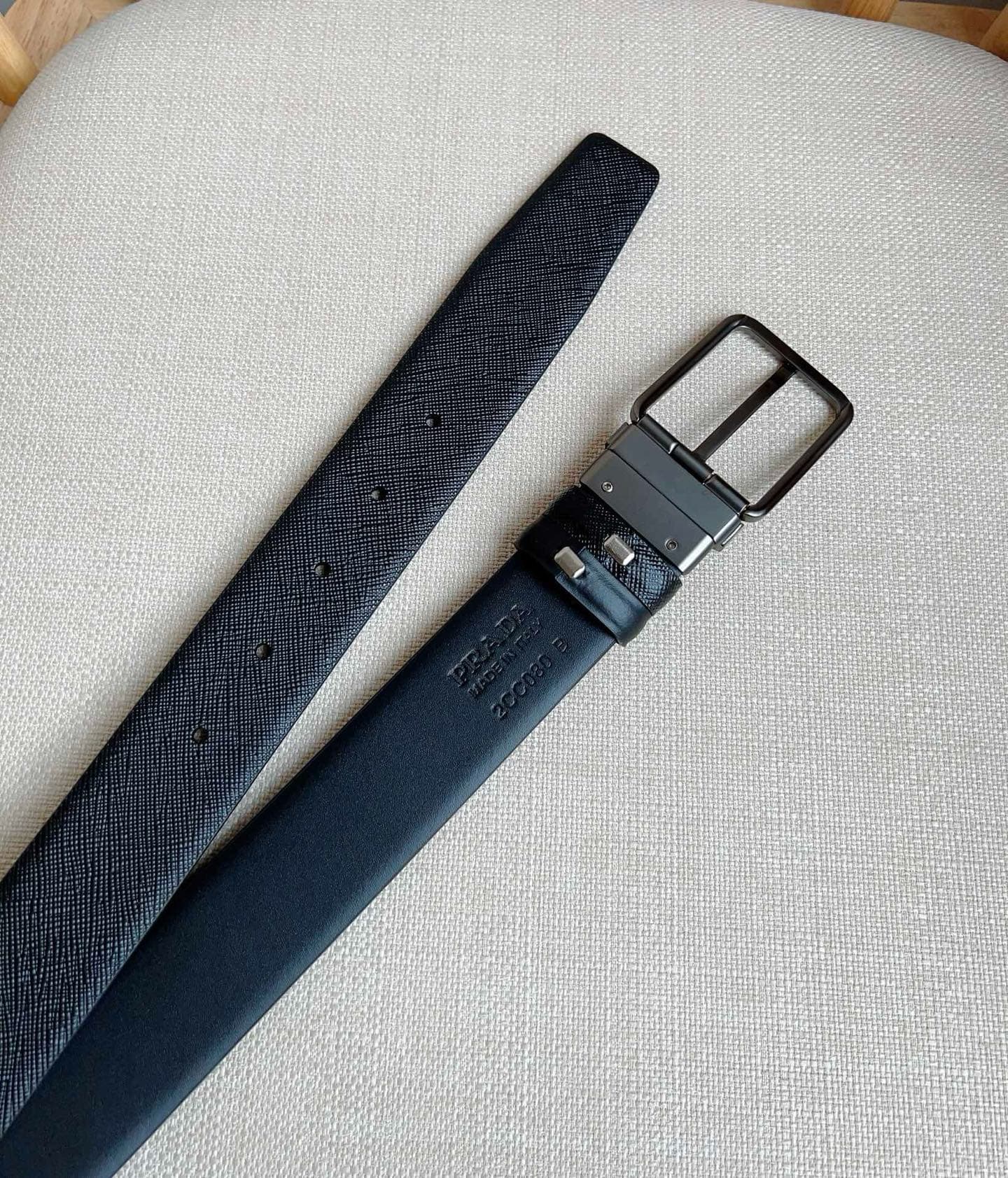 C32928 Prada – This dual-sided belt features the iconic Saffiano leather material, along with metal buckles in a distinctive design. It exudes elegance and modernity. Width: 3.5cm — image 3