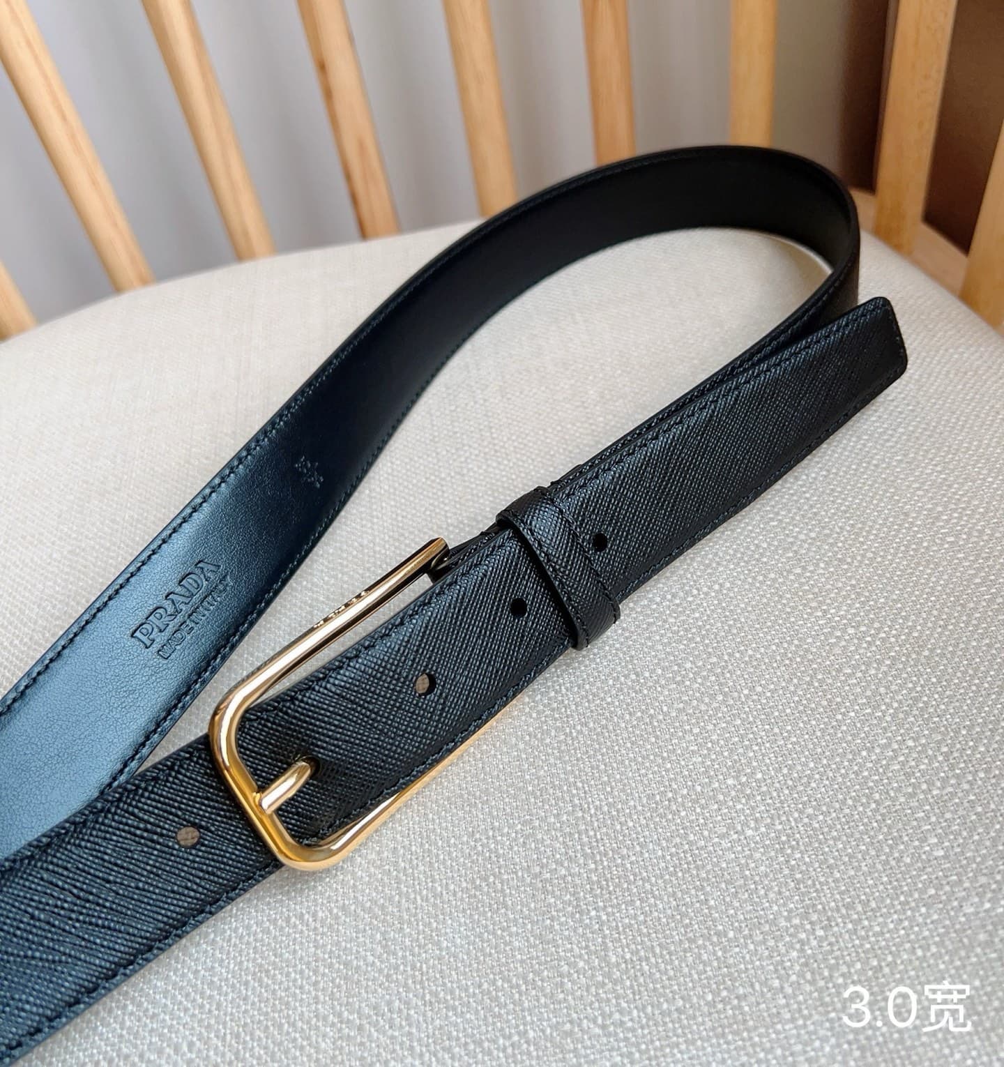 C32926 Prada boutique’s latest model – this simple yet elegant belt is made from the iconic Saffiano leather, with engraved logo metal buckles. Width: 3.0 — image 8