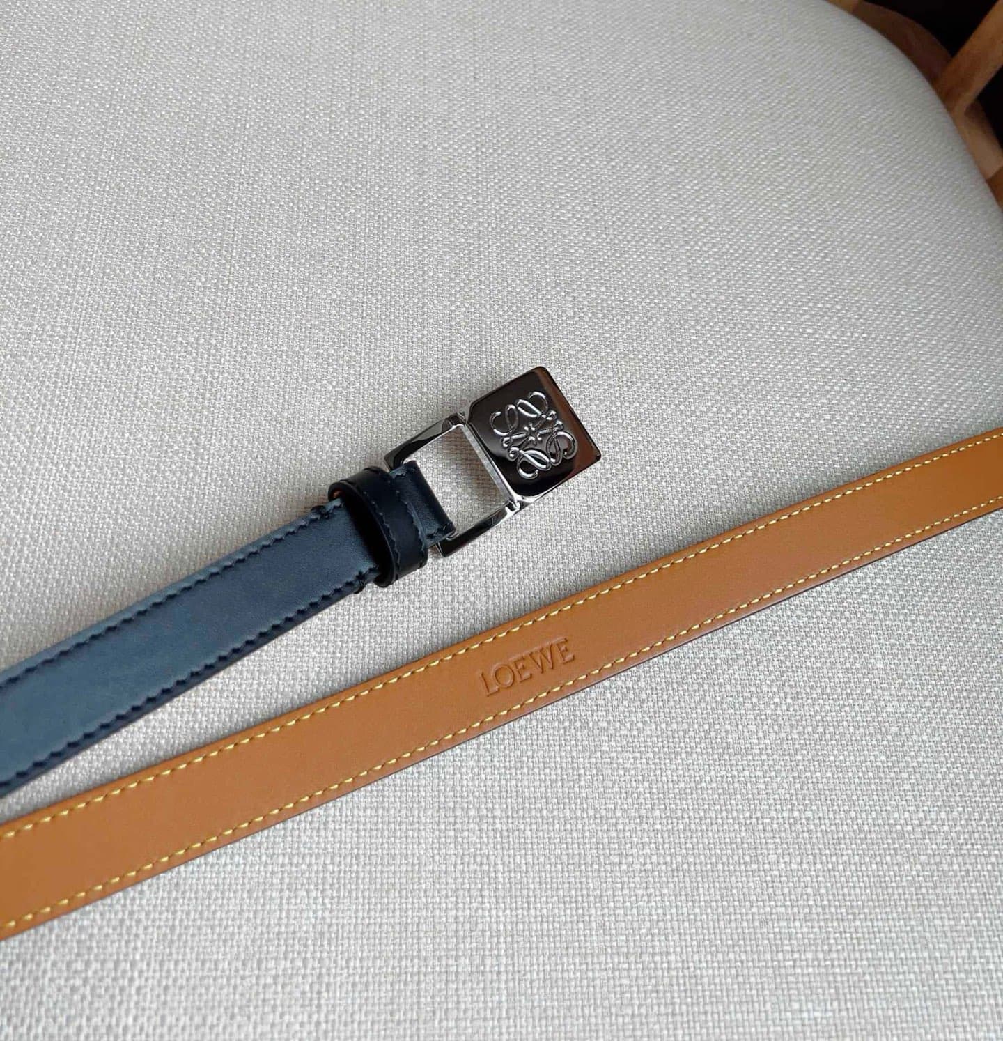 C32877 LOEWE counter’s latest model belt[庆祝][庆祝] – made of smooth cowhide leather, with a narrow design. It features an Anagram padlock clasp. Excellent craftsmanship, unique style, high-quality material. Width: 2.0cm — image 3