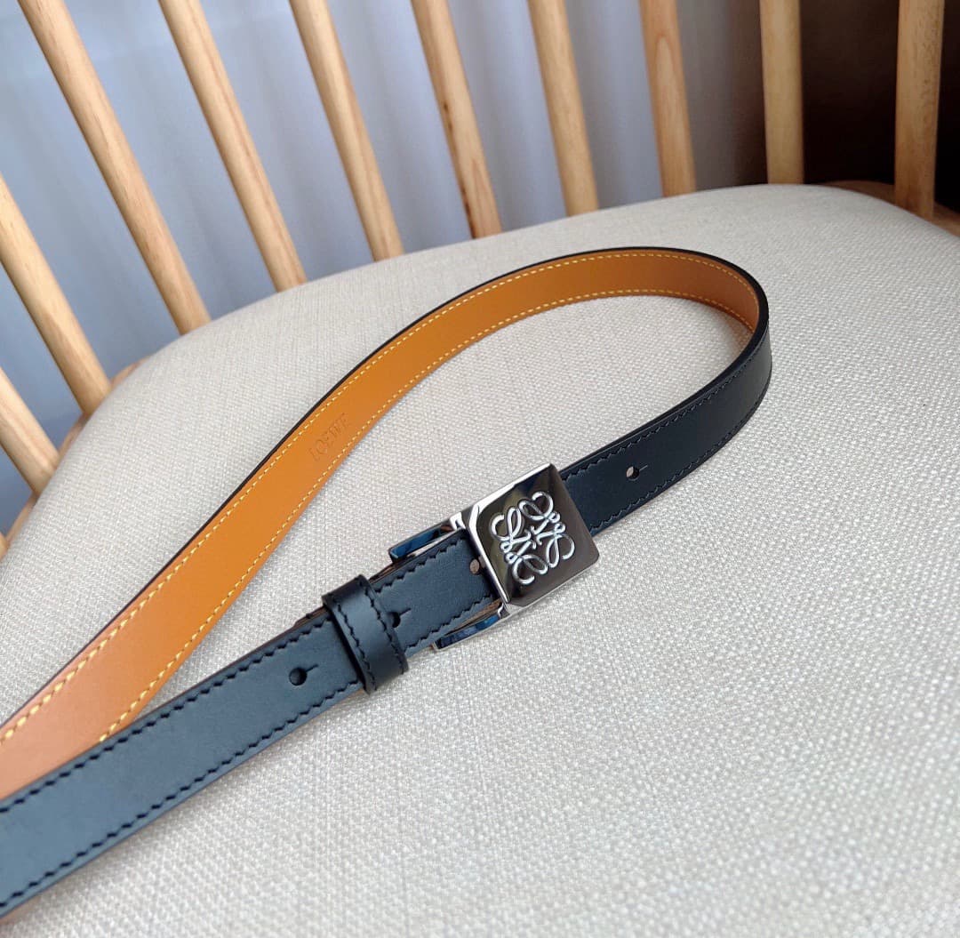 C32877 LOEWE counter’s latest model belt[庆祝][庆祝] – made of smooth cowhide leather, with a narrow design. It features an Anagram padlock clasp. Excellent craftsmanship, unique style, high-quality material. Width: 2.0cm — image 8