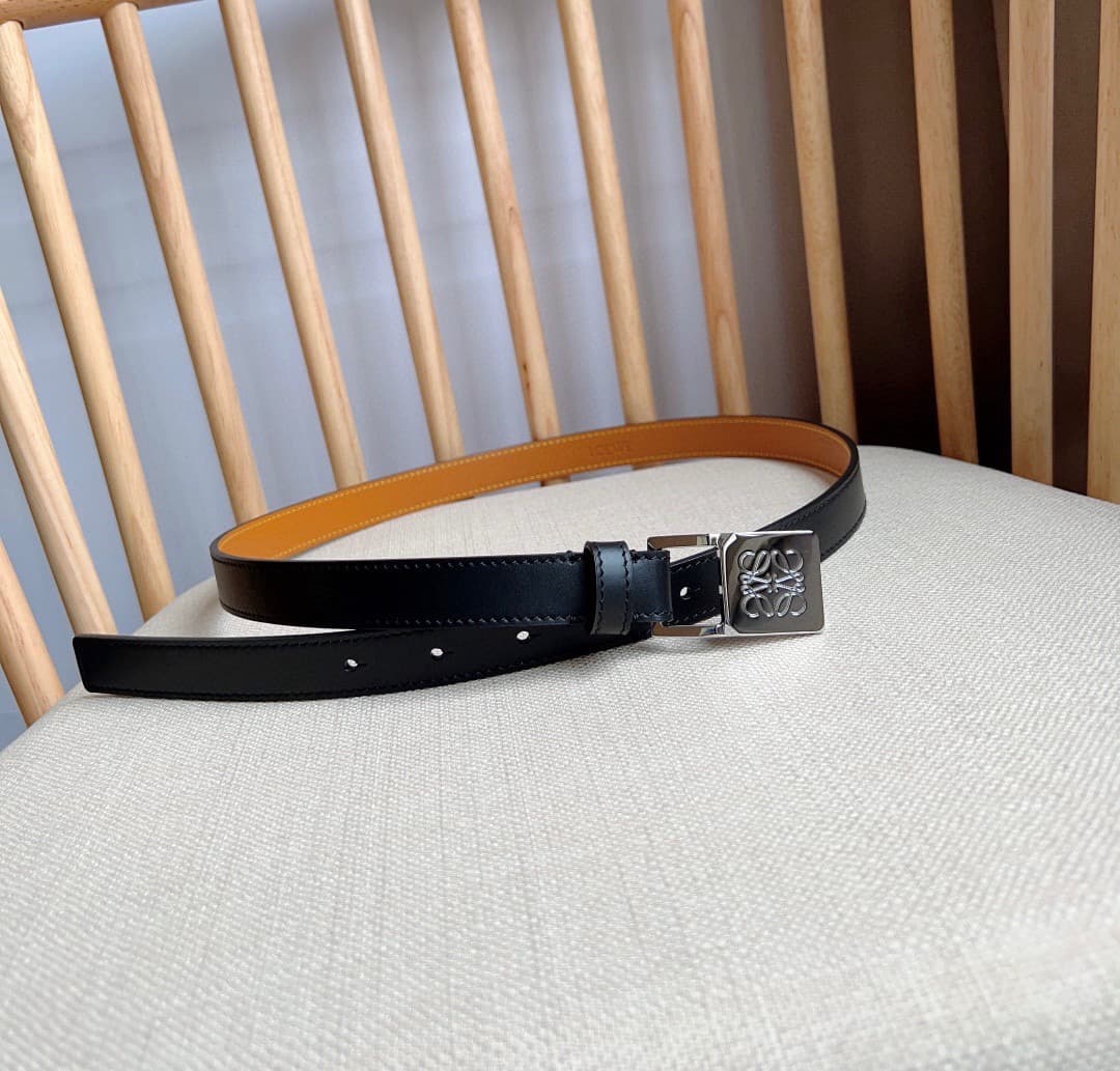 C32877 LOEWE counter’s latest model belt[庆祝][庆祝] – made of smooth cowhide leather, with a narrow design. It features an Anagram padlock clasp. Excellent craftsmanship, unique style, high-quality material. Width: 2.0cm — image 4