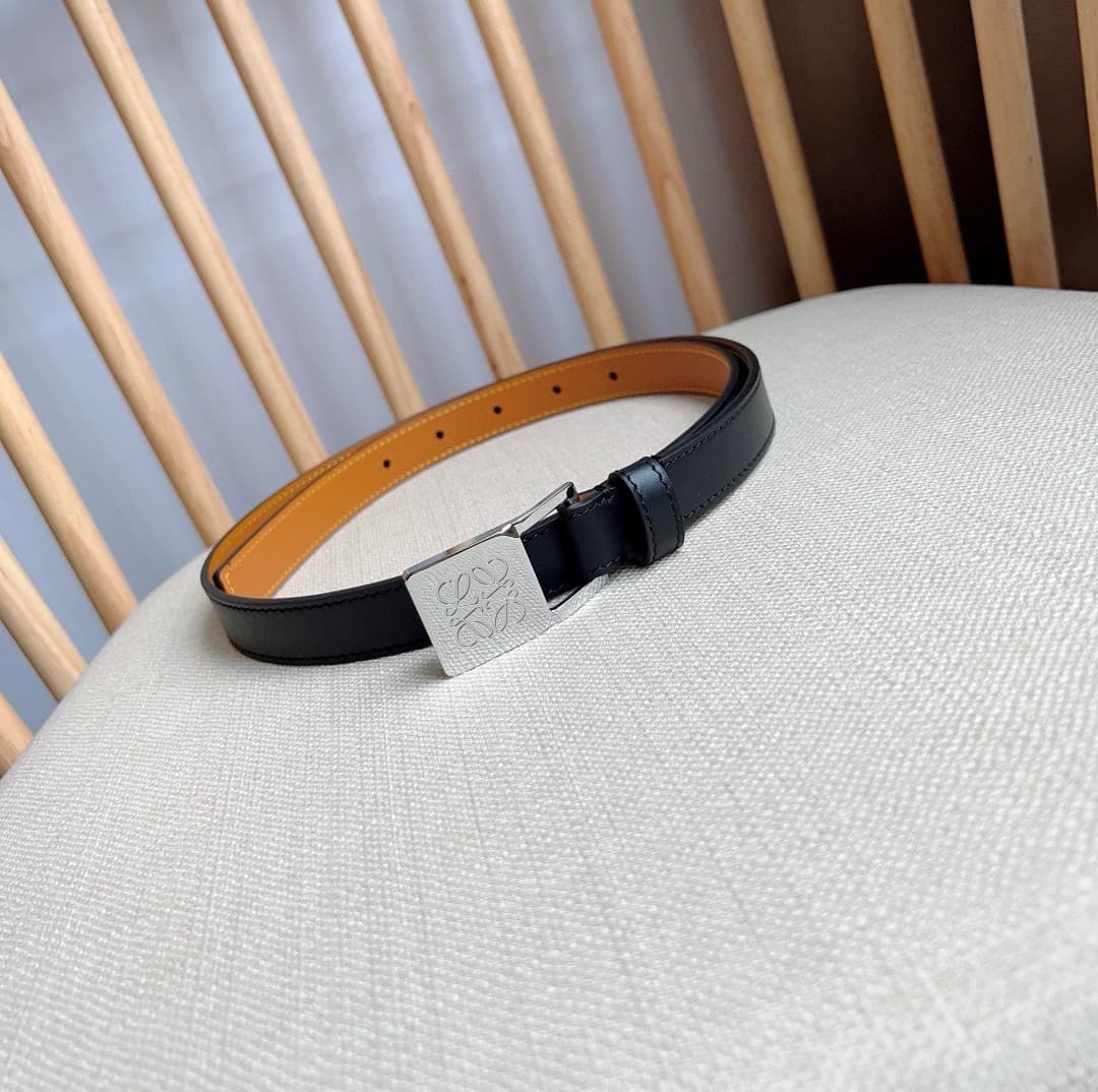C32877 LOEWE counter’s latest model belt[庆祝][庆祝] – made of smooth cowhide leather, with a narrow design. It features an Anagram padlock clasp. Excellent craftsmanship, unique style, high-quality material. Width: 2.0cm — image 2