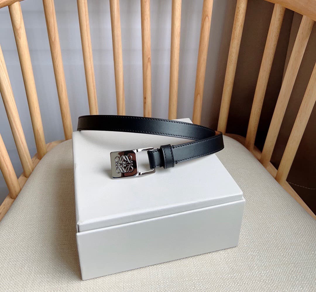 C32877 LOEWE counter’s latest model belt[庆祝][庆祝] – made of smooth cowhide leather, with a narrow design. It features an Anagram padlock clasp. Excellent craftsmanship, unique style, high-quality material. Width: 2.0cm — image 1