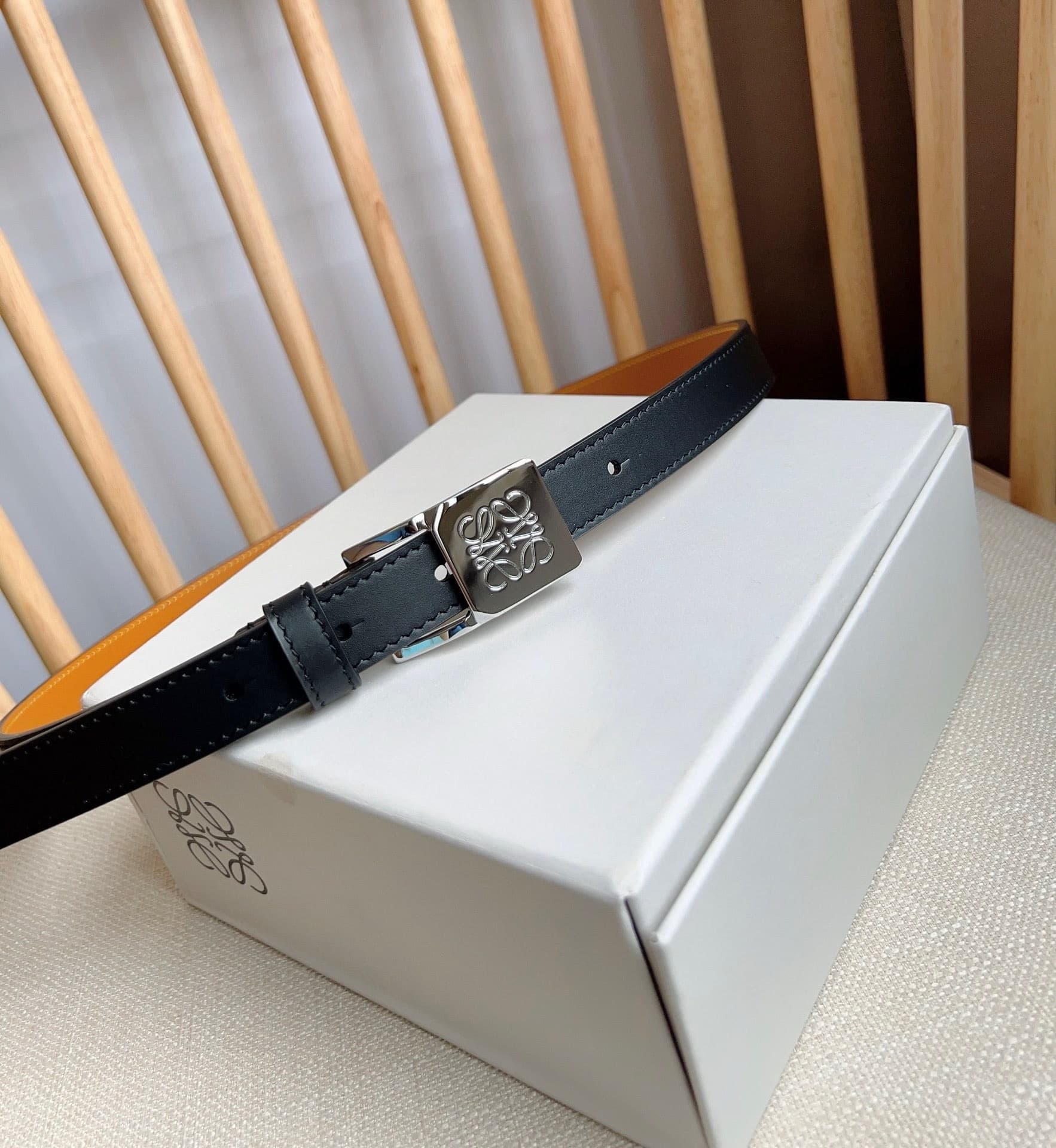 C32877 LOEWE counter’s latest model belt[庆祝][庆祝] – made of smooth cowhide leather, with a narrow design. It features an Anagram padlock clasp. Excellent craftsmanship, unique style, high-quality material. Width: 2.0cm — image 7