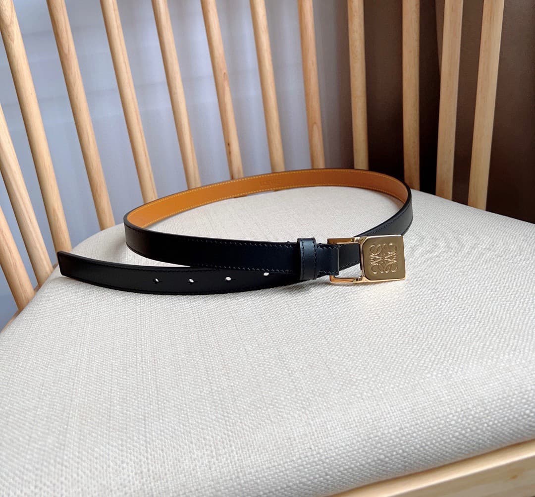 C32875 LOEWE (Royiwei) store’s latest matching belt[庆祝][庆祝] This is a narrow belt made of smooth cowhide leather, equipped with Anagram padlock clasps. Excellent craftsmanship, unique design, and high-quality material. Width: 2.0cm — image 4