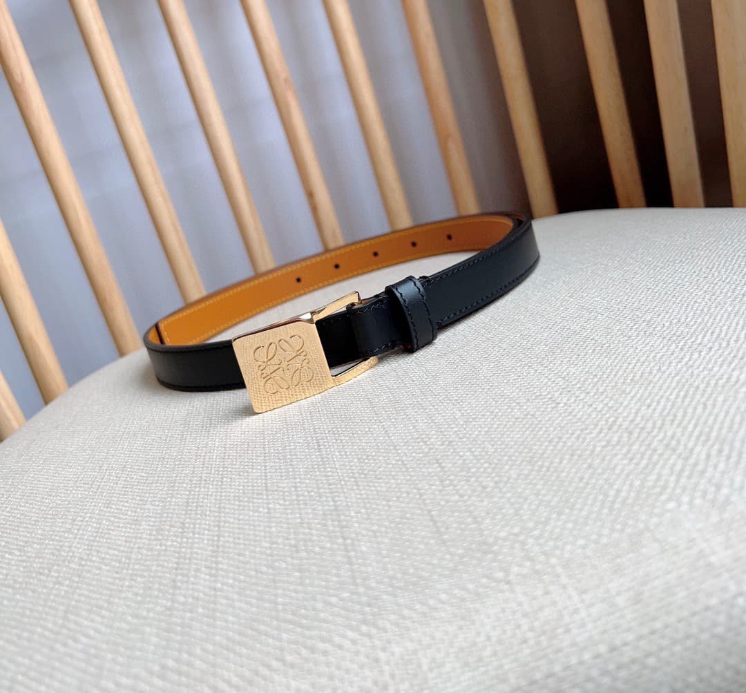 C32875 LOEWE (Royiwei) store’s latest matching belt[庆祝][庆祝] This is a narrow belt made of smooth cowhide leather, equipped with Anagram padlock clasps. Excellent craftsmanship, unique design, and high-quality material. Width: 2.0cm — image 2