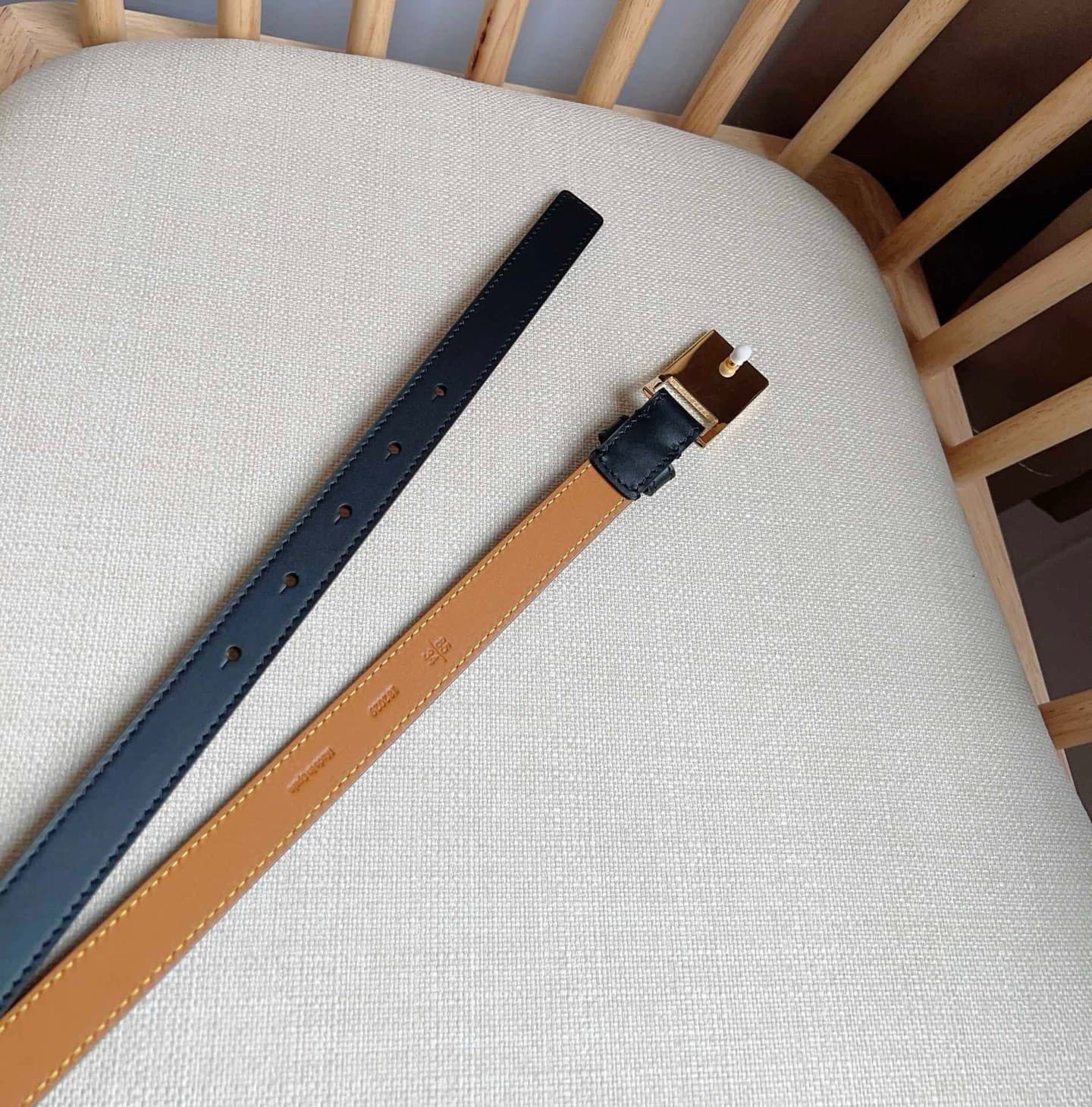 C32875 LOEWE (Royiwei) store’s latest matching belt[庆祝][庆祝] This is a narrow belt made of smooth cowhide leather, equipped with Anagram padlock clasps. Excellent craftsmanship, unique design, and high-quality material. Width: 2.0cm — image 6