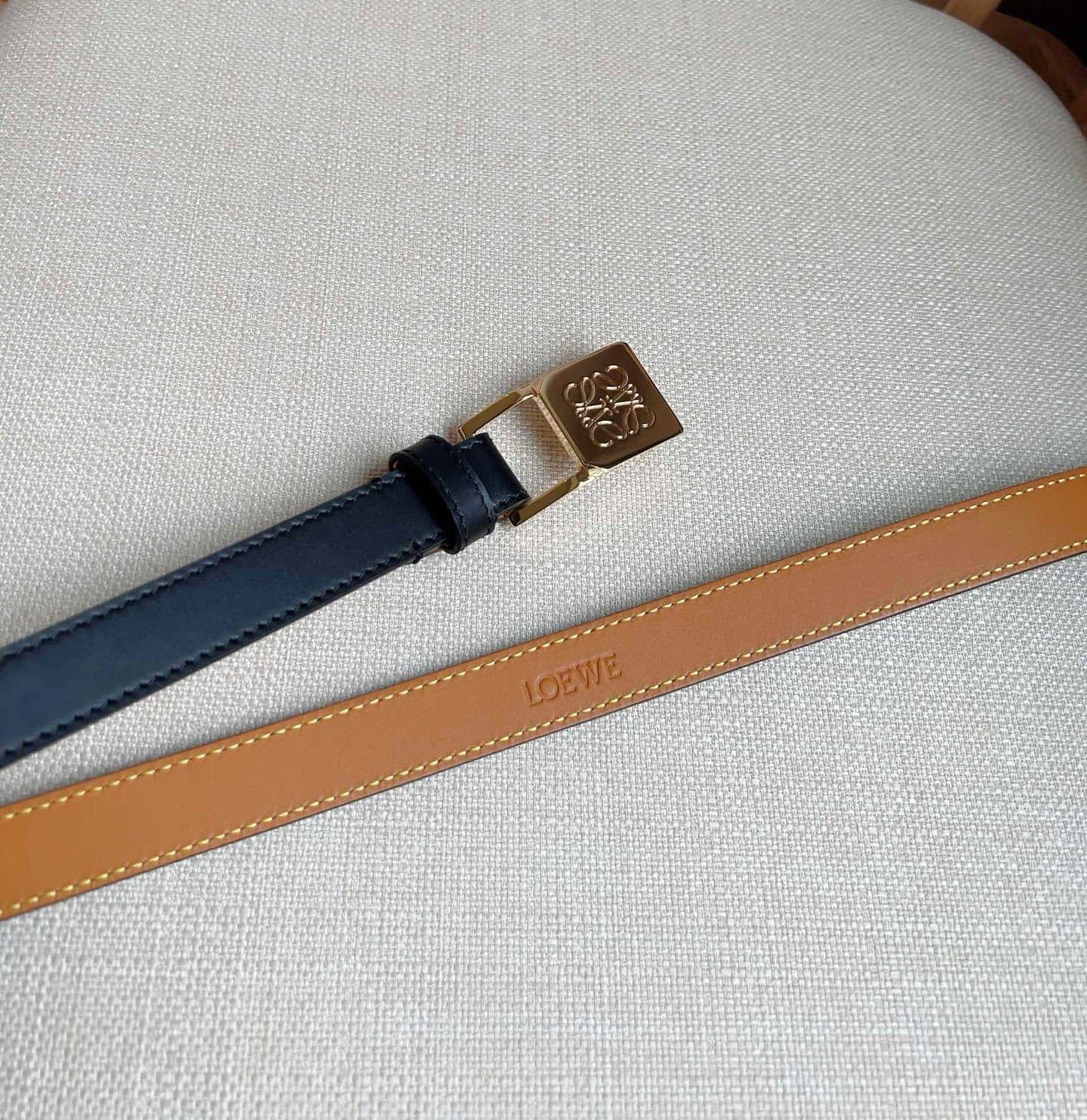 C32875 LOEWE (Royiwei) store’s latest matching belt[庆祝][庆祝] This is a narrow belt made of smooth cowhide leather, equipped with Anagram padlock clasps. Excellent craftsmanship, unique design, and high-quality material. Width: 2.0cm — image 3