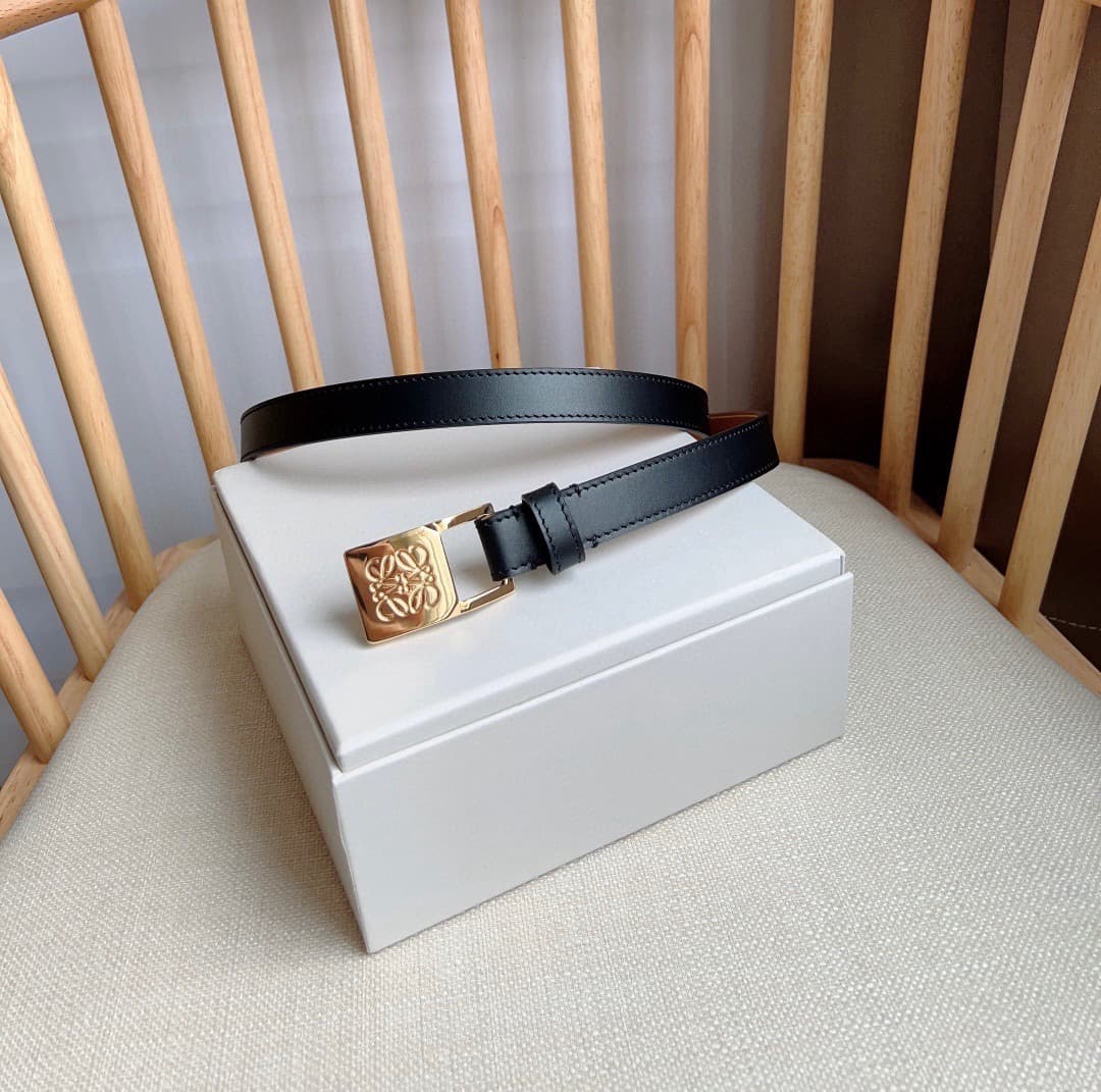 C32875 LOEWE (Royiwei) store’s latest matching belt[庆祝][庆祝] This is a narrow belt made of smooth cowhide leather, equipped with Anagram padlock clasps. Excellent craftsmanship, unique design, and high-quality material. Width: 2.0cm — image 1