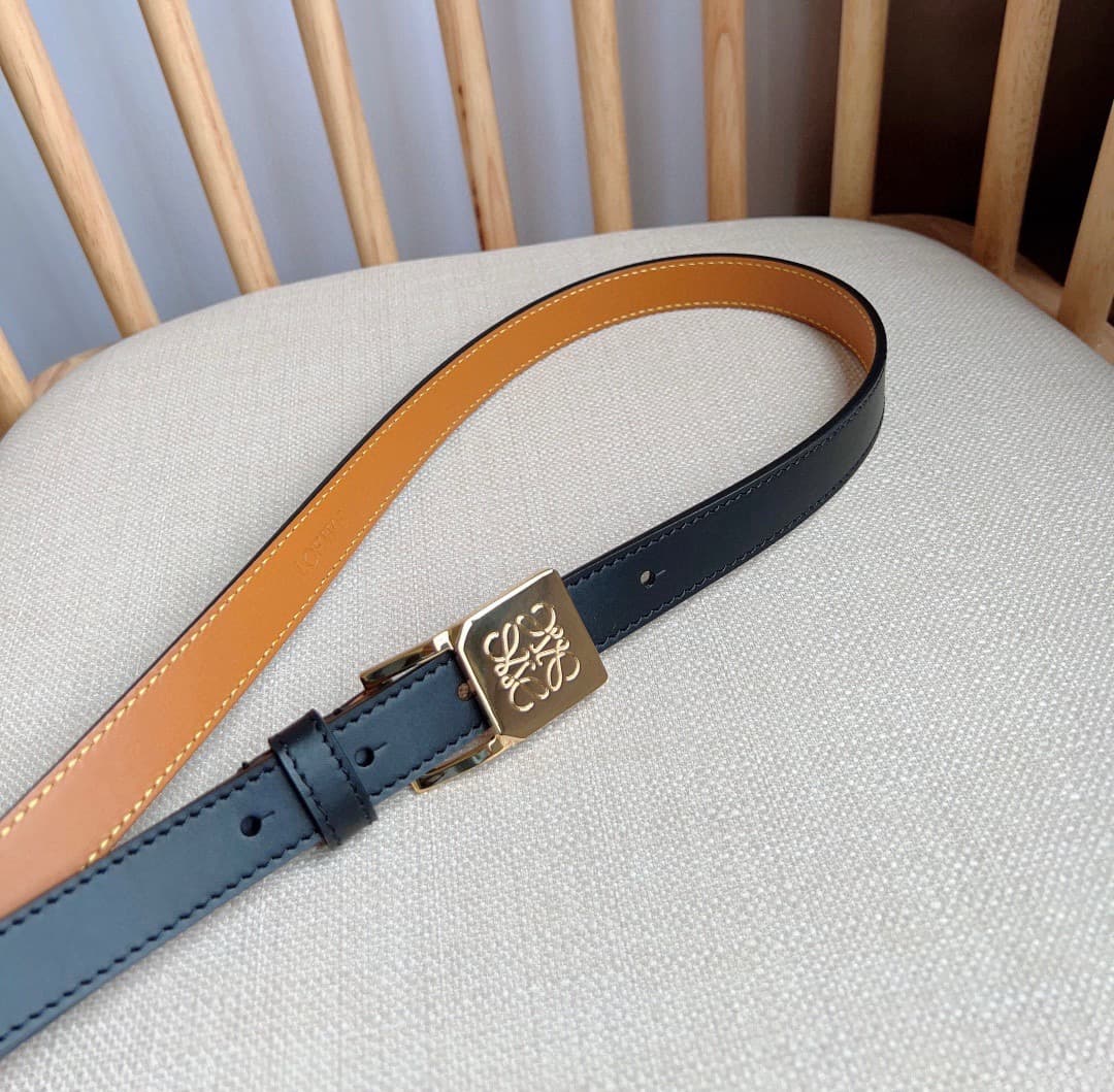 C32875 LOEWE (Royiwei) store’s latest matching belt[庆祝][庆祝] This is a narrow belt made of smooth cowhide leather, equipped with Anagram padlock clasps. Excellent craftsmanship, unique design, and high-quality material. Width: 2.0cm — image 8