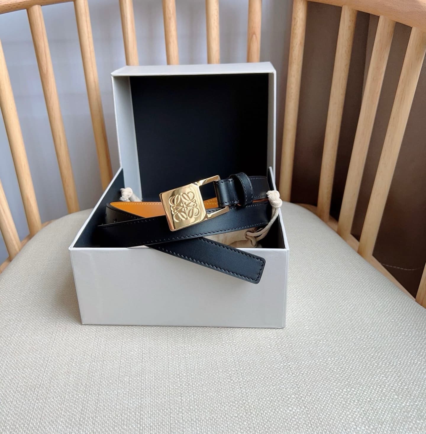 C32875 LOEWE (Royiwei) store’s latest matching belt[庆祝][庆祝] This is a narrow belt made of smooth cowhide leather, equipped with Anagram padlock clasps. Excellent craftsmanship, unique design, and high-quality material. Width: 2.0cm — image 5