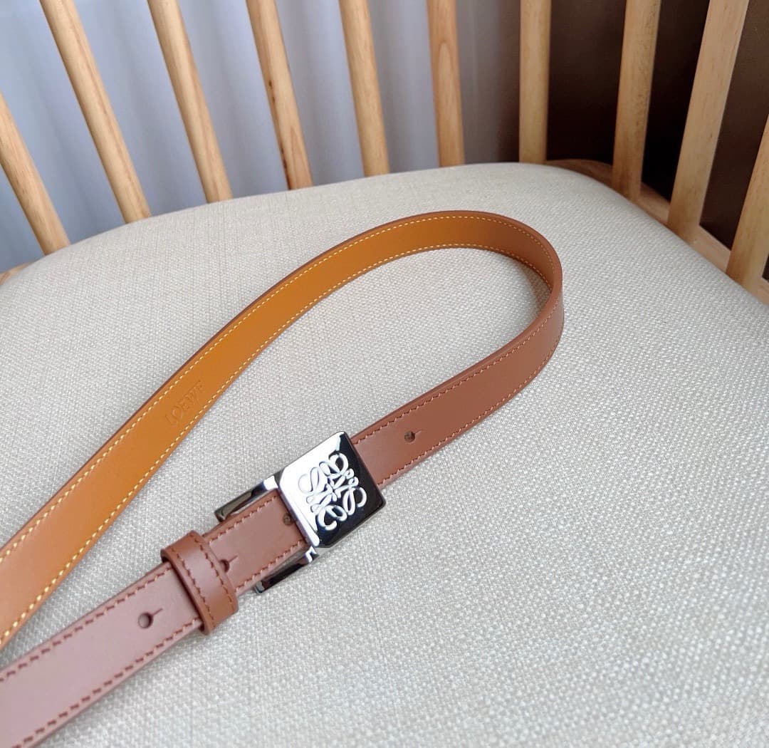 C32874 LOEWE Counter’s latest model belt[庆祝][庆祝] – made of smooth cowhide leather, with a narrow design. It features an Anagram lock button closure. Excellent craftsmanship, unique style, and high-quality material. Width: 2.0cm — image 8