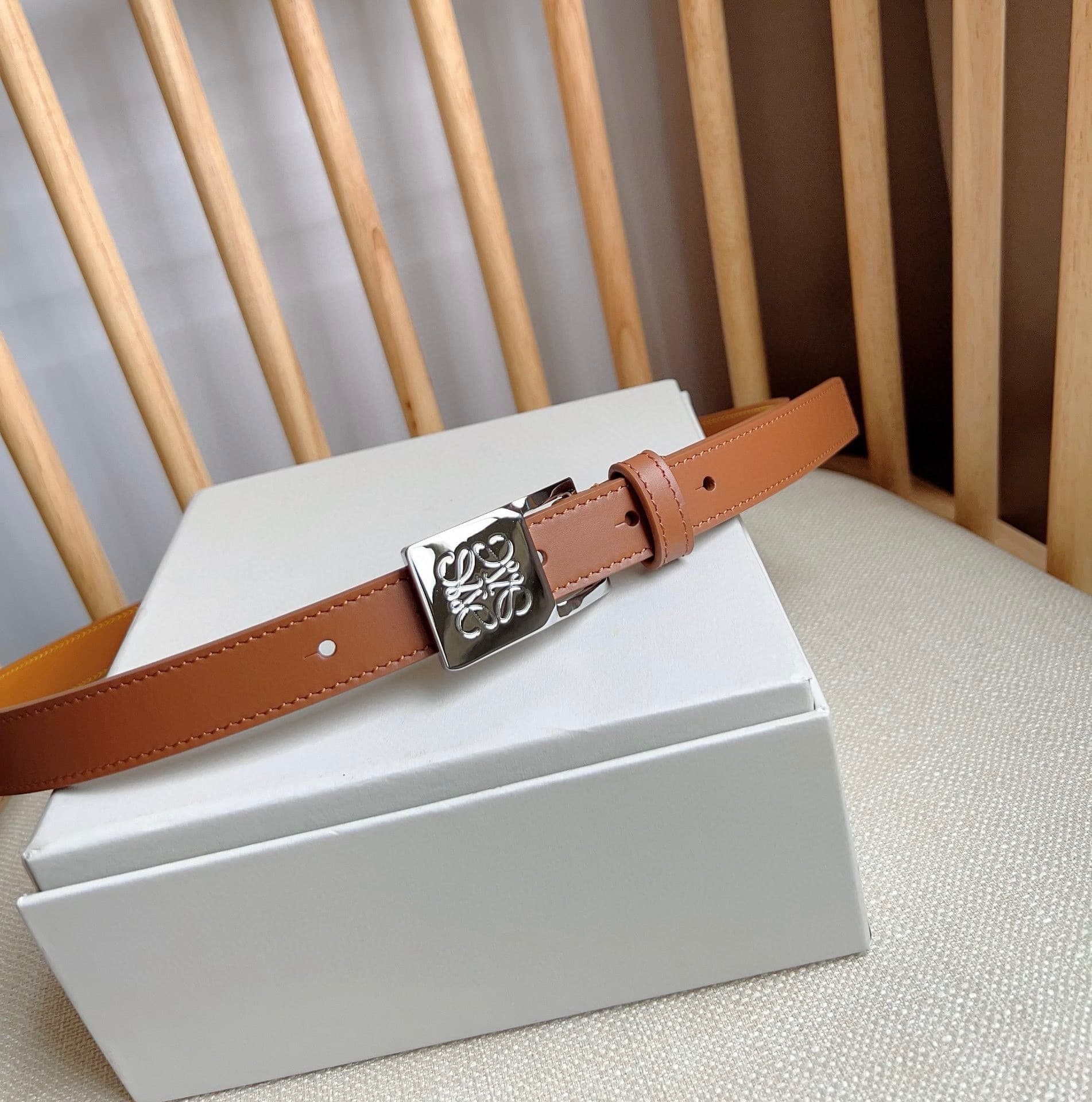 C32874 LOEWE Counter’s latest model belt[庆祝][庆祝] – made of smooth cowhide leather, with a narrow design. It features an Anagram lock button closure. Excellent craftsmanship, unique style, and high-quality material. Width: 2.0cm — image 7