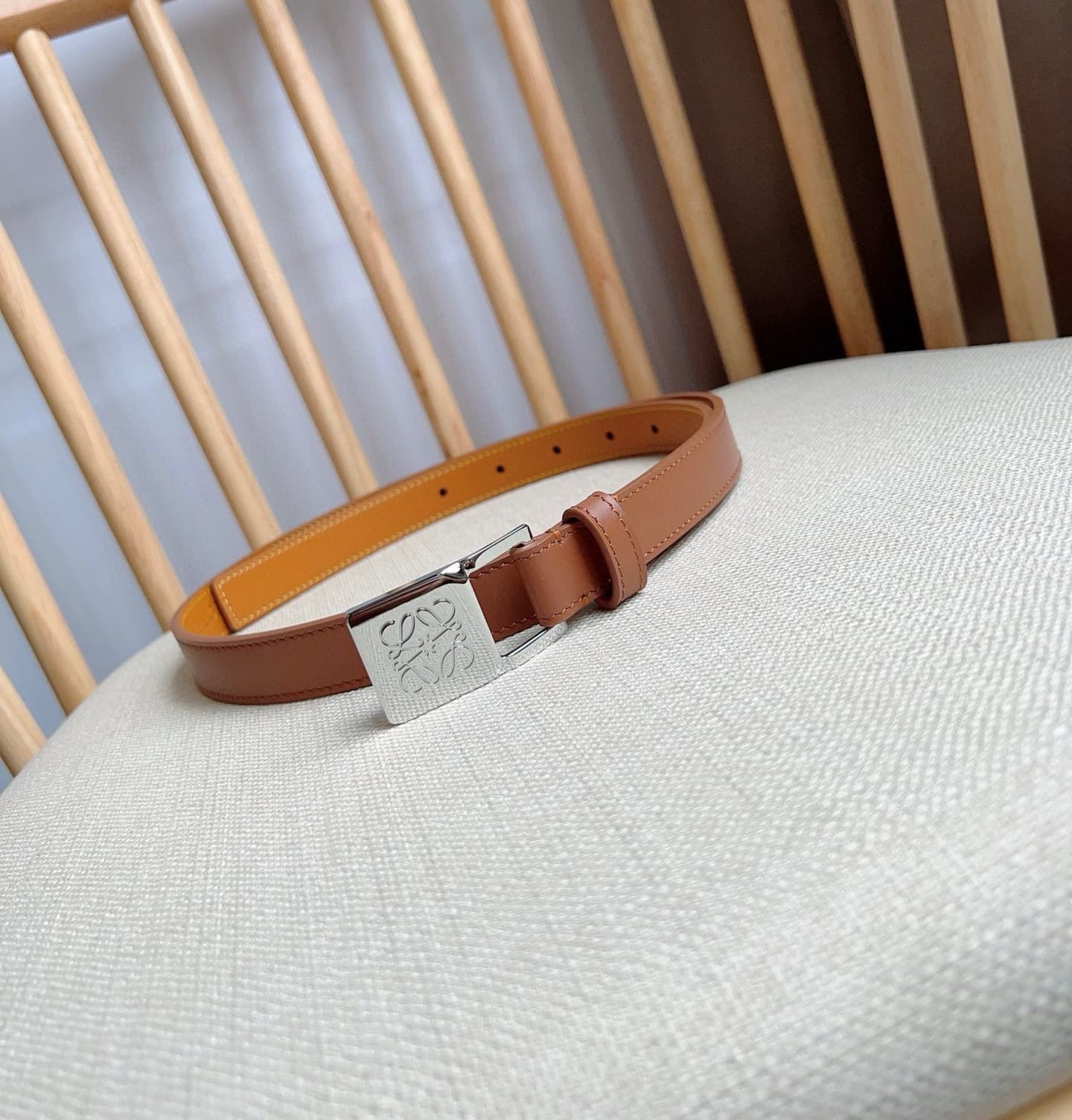 C32874 LOEWE Counter’s latest model belt[庆祝][庆祝] – made of smooth cowhide leather, with a narrow design. It features an Anagram lock button closure. Excellent craftsmanship, unique style, and high-quality material. Width: 2.0cm — image 2