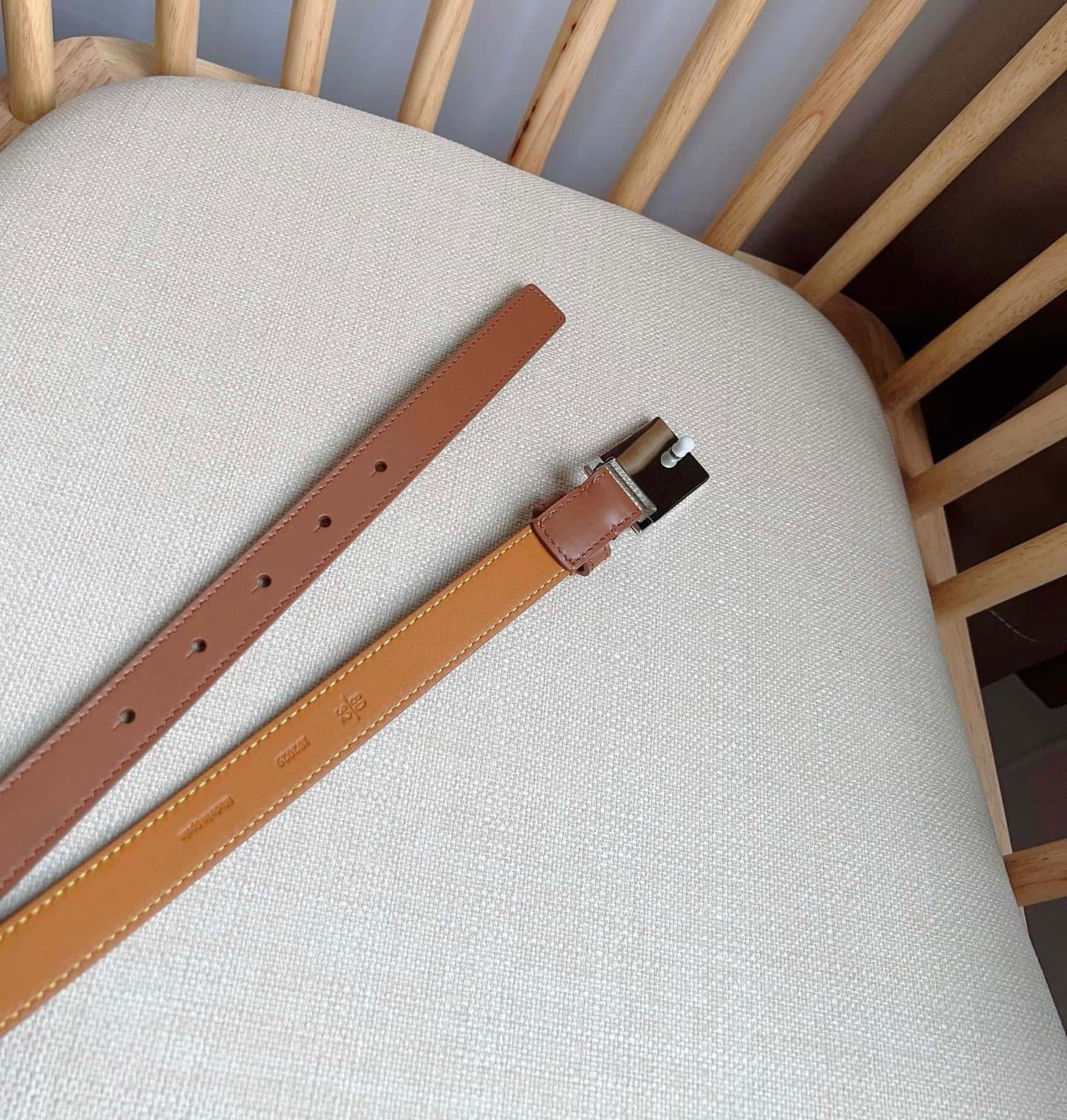 C32874 LOEWE Counter’s latest model belt[庆祝][庆祝] – made of smooth cowhide leather, with a narrow design. It features an Anagram lock button closure. Excellent craftsmanship, unique style, and high-quality material. Width: 2.0cm — image 6