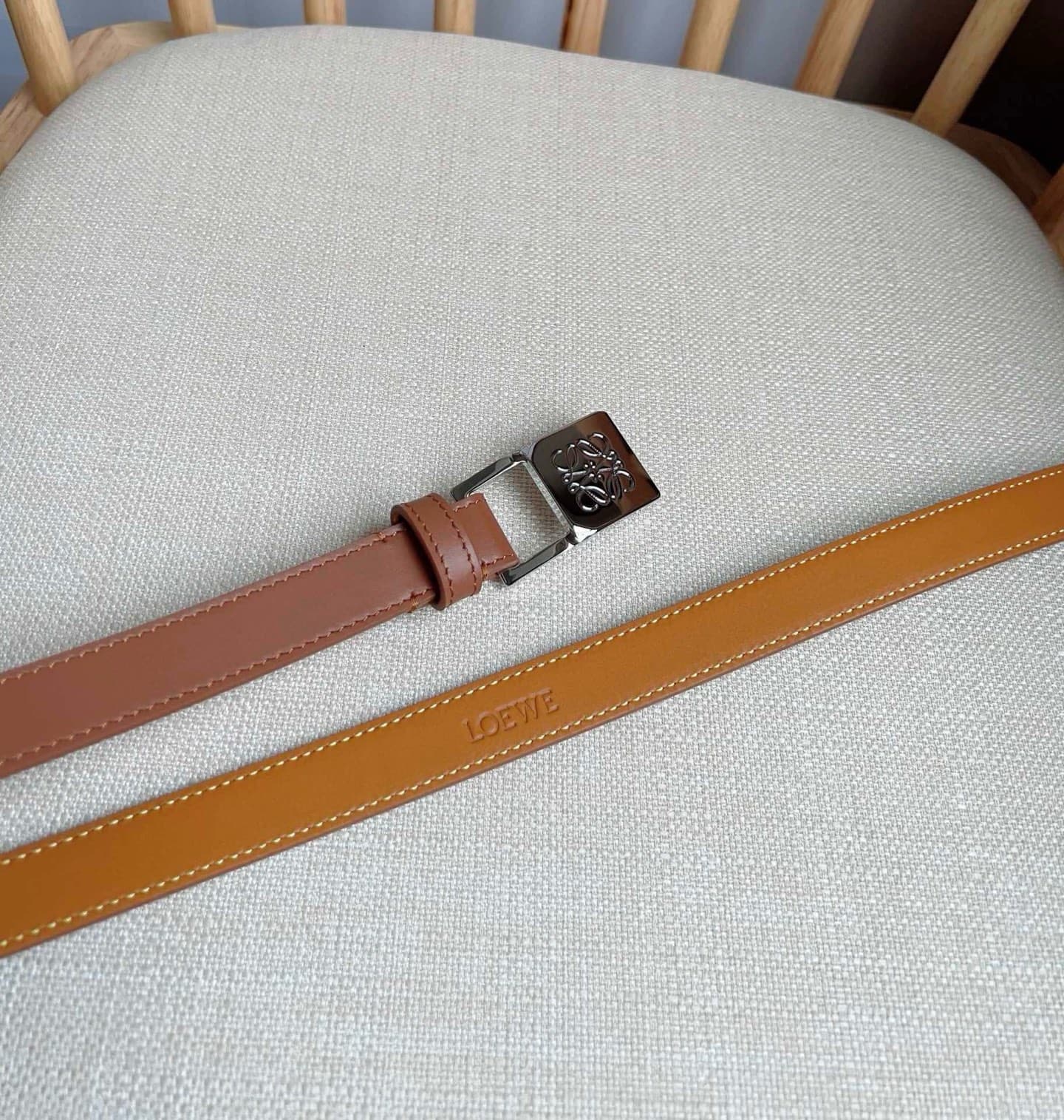 C32874 LOEWE Counter’s latest model belt[庆祝][庆祝] – made of smooth cowhide leather, with a narrow design. It features an Anagram lock button closure. Excellent craftsmanship, unique style, and high-quality material. Width: 2.0cm — image 3