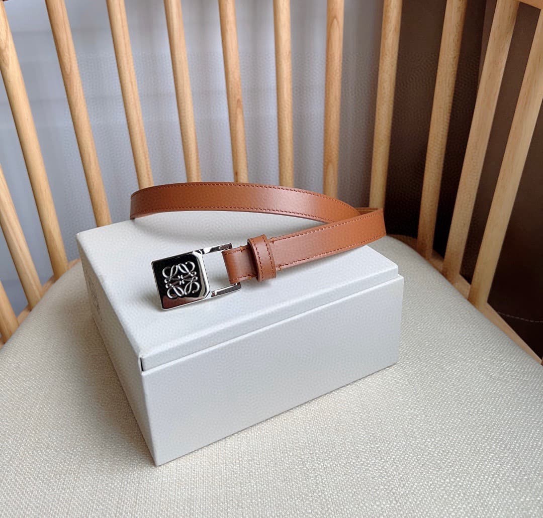 C32874 LOEWE Counter’s latest model belt[庆祝][庆祝] – made of smooth cowhide leather, with a narrow design. It features an Anagram lock button closure. Excellent craftsmanship, unique style, and high-quality material. Width: 2.0cm — image 1