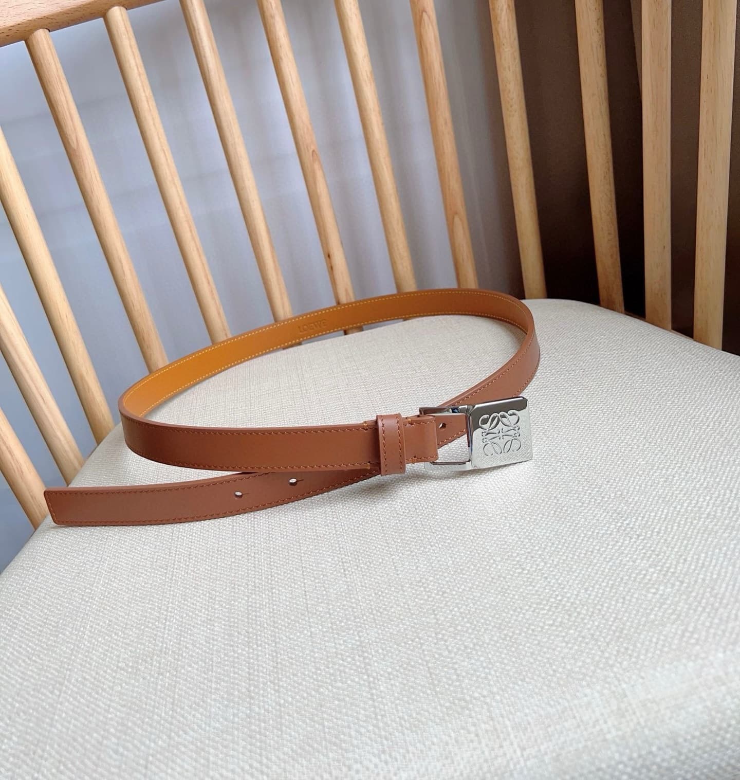C32874 LOEWE Counter’s latest model belt[庆祝][庆祝] – made of smooth cowhide leather, with a narrow design. It features an Anagram lock button closure. Excellent craftsmanship, unique style, and high-quality material. Width: 2.0cm — image 4