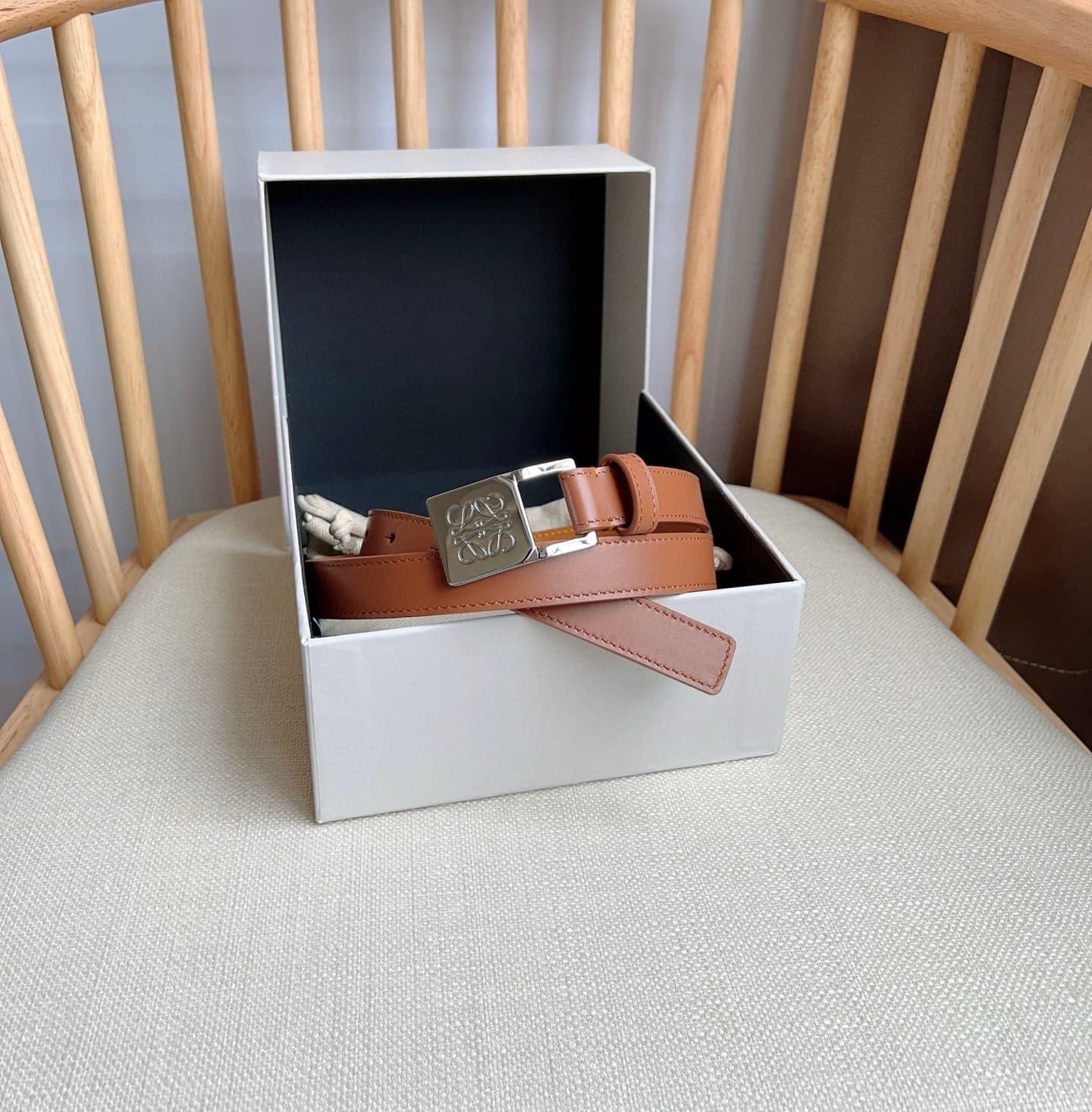 C32874 LOEWE Counter’s latest model belt[庆祝][庆祝] – made of smooth cowhide leather, with a narrow design. It features an Anagram lock button closure. Excellent craftsmanship, unique style, and high-quality material. Width: 2.0cm — image 5
