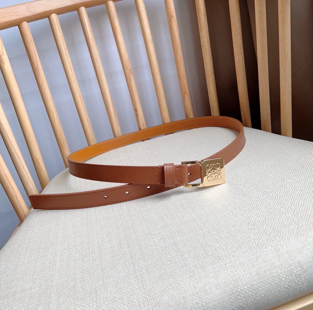 C32873 LOEWE (Royiwei) store’s latest version of the belt[庆祝][庆祝]. This is a narrow belt made of smooth cowhide leather, equipped with Anagram padlock buckles. Excellent craftsmanship, unique design, and high-quality material. Width: 2.0cm — image 4