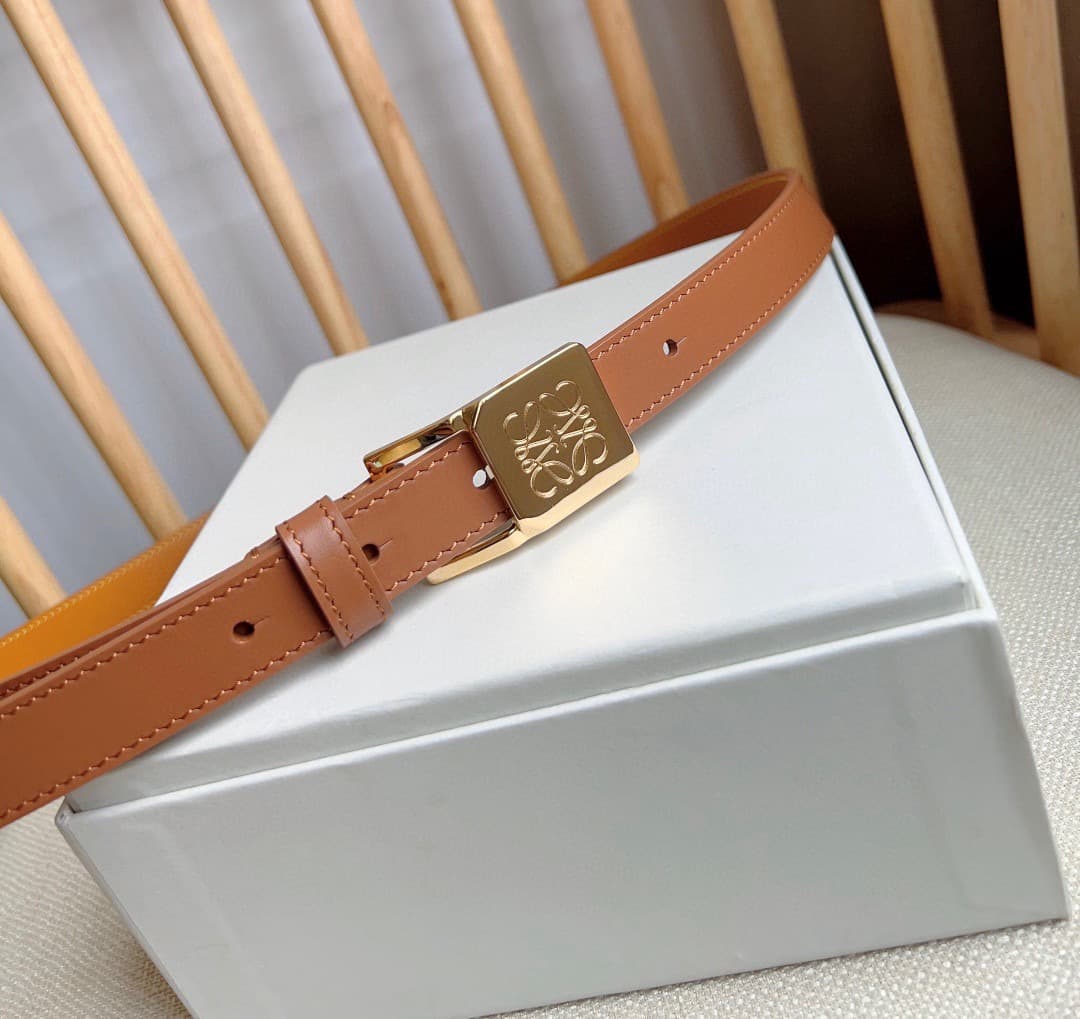 C32873 LOEWE (Royiwei) store’s latest version of the belt[庆祝][庆祝]. This is a narrow belt made of smooth cowhide leather, equipped with Anagram padlock buckles. Excellent craftsmanship, unique design, and high-quality material. Width: 2.0cm — image 7