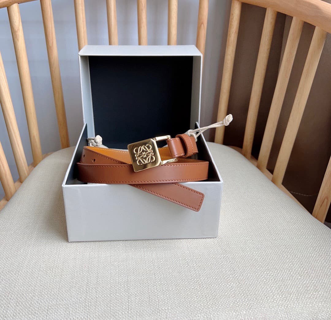 C32873 LOEWE (Royiwei) store’s latest version of the belt[庆祝][庆祝]. This is a narrow belt made of smooth cowhide leather, equipped with Anagram padlock buckles. Excellent craftsmanship, unique design, and high-quality material. Width: 2.0cm — image 5