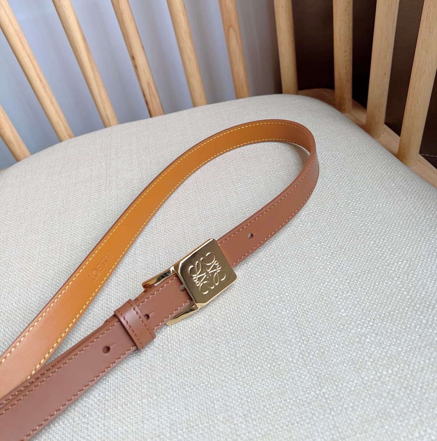 C32873 LOEWE (Royiwei) store’s latest version of the belt[庆祝][庆祝]. This is a narrow belt made of smooth cowhide leather, equipped with Anagram padlock buckles. Excellent craftsmanship, unique design, and high-quality material. Width: 2.0cm — image 8